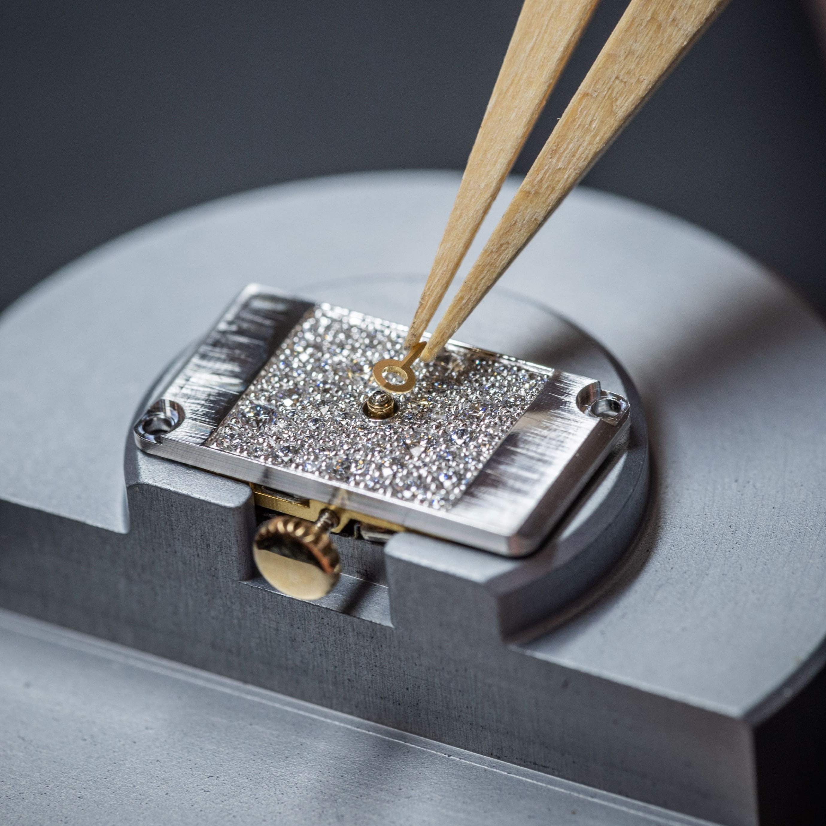 在表盘上安装指针。Cadenas腕表，Cadenas系列。Van Cleef & Arpels梵克雅宝。