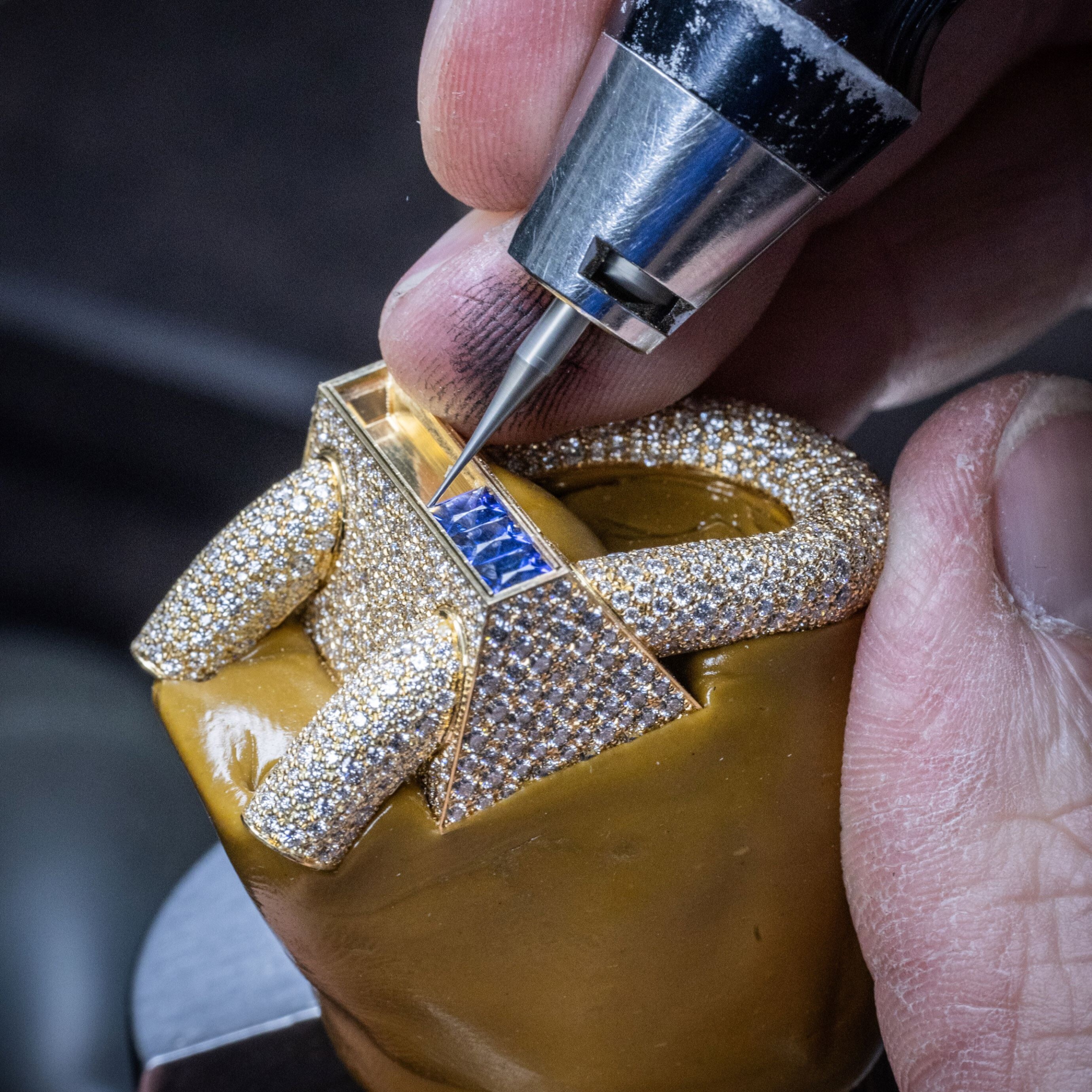 镶嵌蓝宝石。Cadenas腕表，Cadenas系列。Van Cleef & Arpels梵克雅宝。