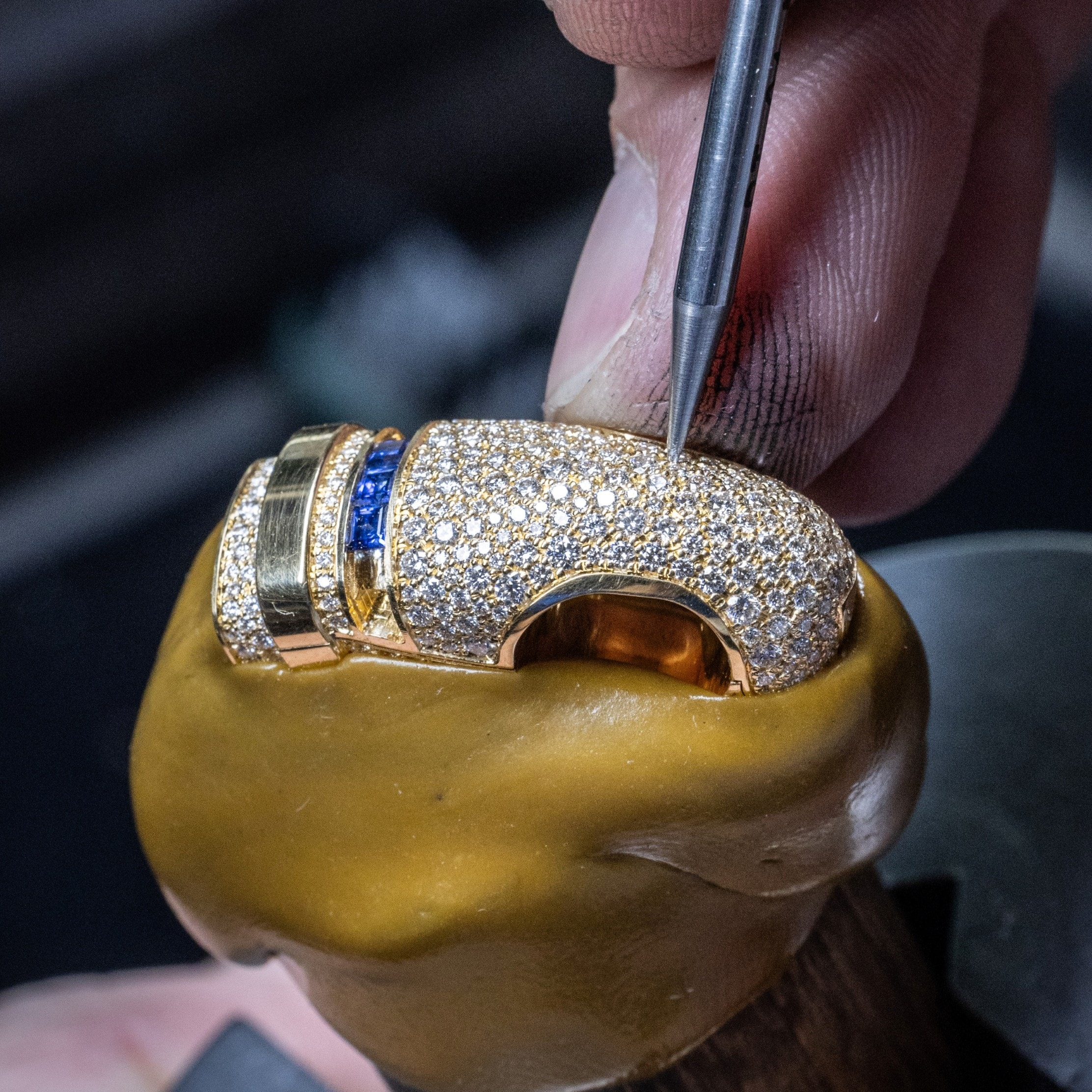 雪花镶嵌的最终工序，Cadenas系列。Van Cleef & Arpels梵克雅宝。