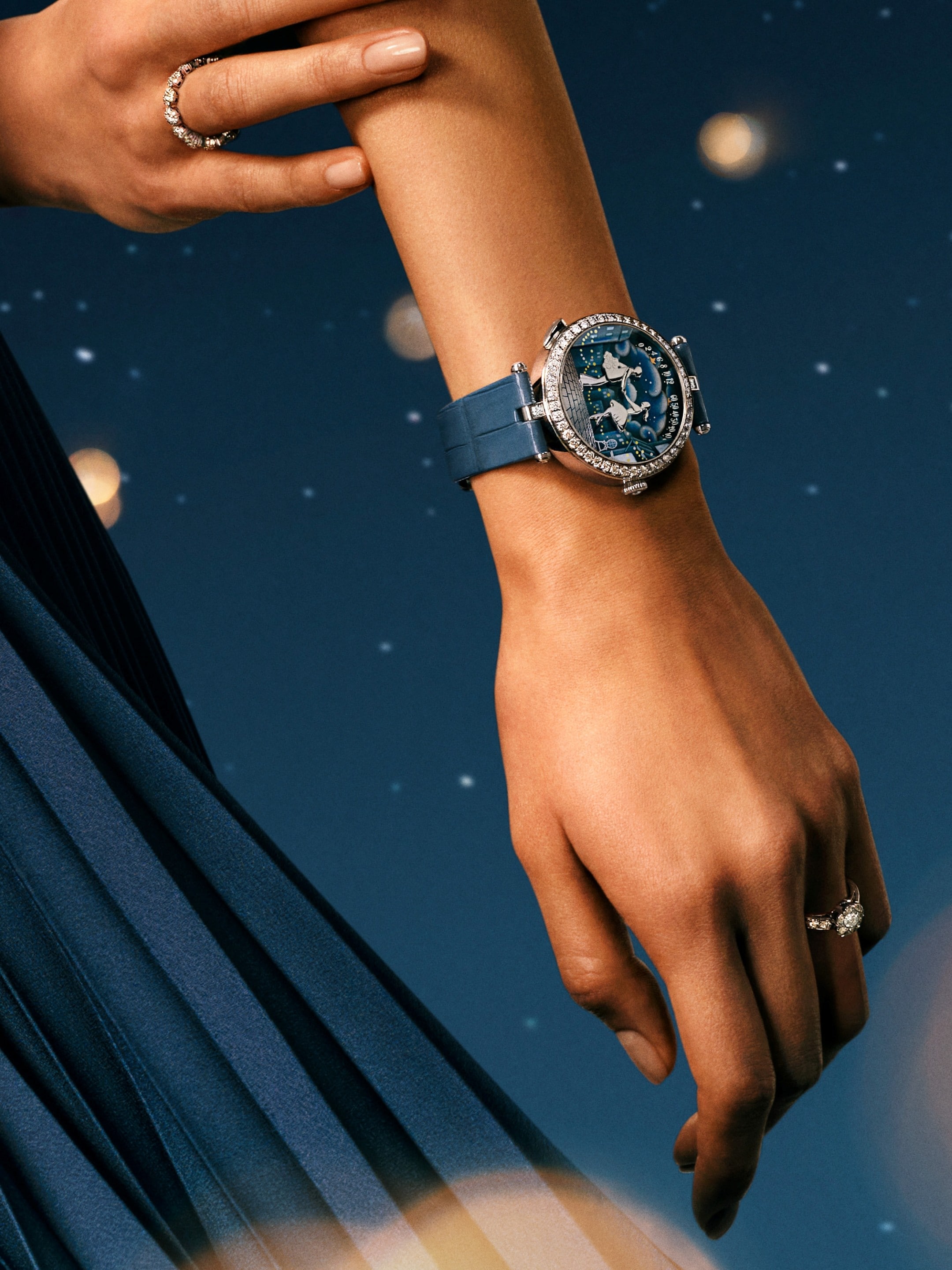 Lady Arpels Bal des Amoureux Automate腕表。镀铑白K金，圆形钻石，Grisaille墨彩珐琅，彩色墨彩珐琅，镀铑人物形象，自动上链机械机芯，配备双逆跳、自动机械装置及按需动画模块。Poetic Complications诗意复杂功能腕表系列。Van Cleef & Arpels梵克雅宝。