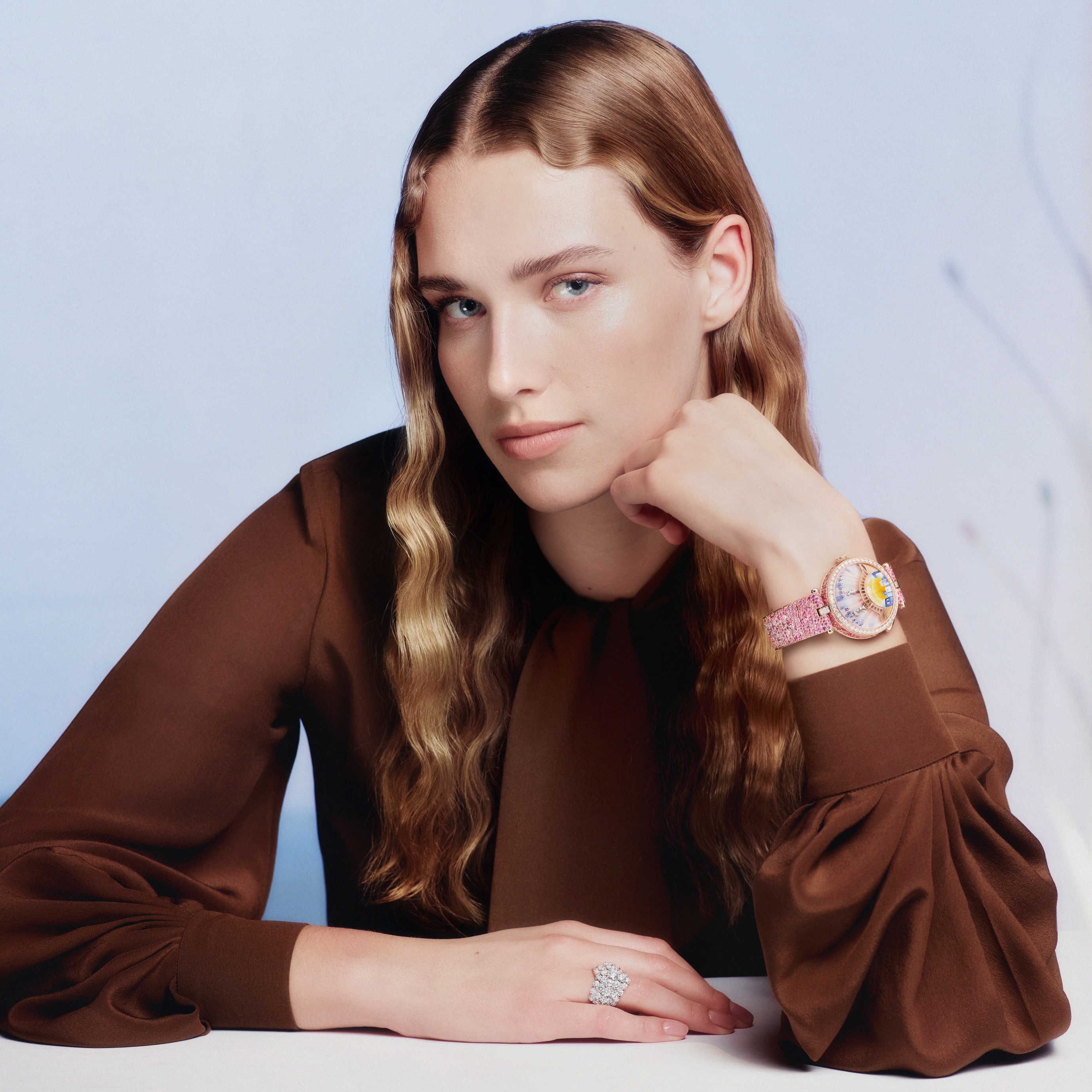 Lady Arpels Pont des Amoureux Aube腕表。玫瑰金，钻石，粉红色蓝宝石，珐琅。自动上链机械机芯，双逆跳机械装置，按掣动画模块。Poetic Complications®诗意复杂功能腕表系列，Van Cleef & Arpels梵克雅宝。