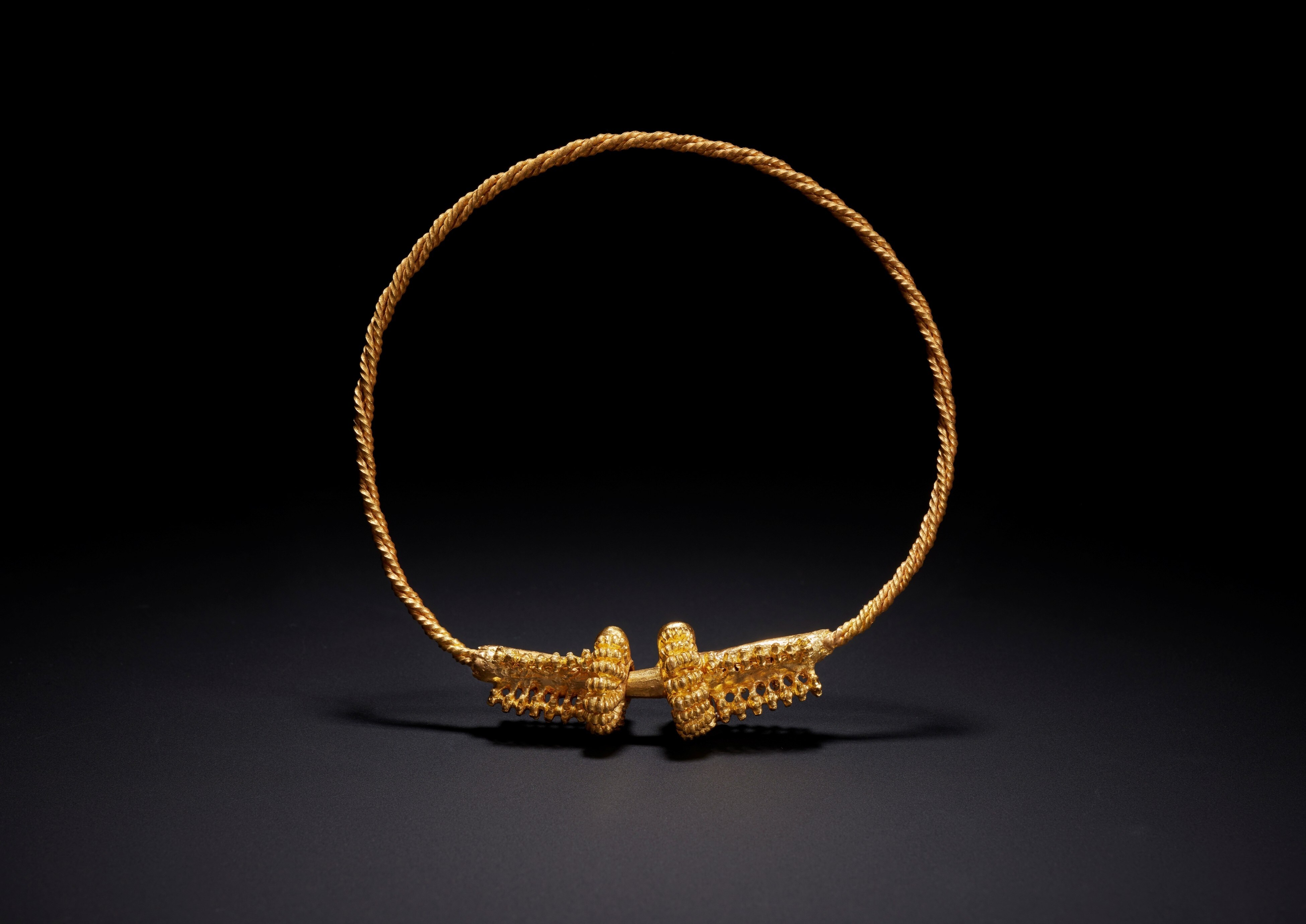 The Replica of the Celtic Torque of Montans. L’ÉCOLE, School of Jewelry Arts. Photo : Benjamin Chelly.
