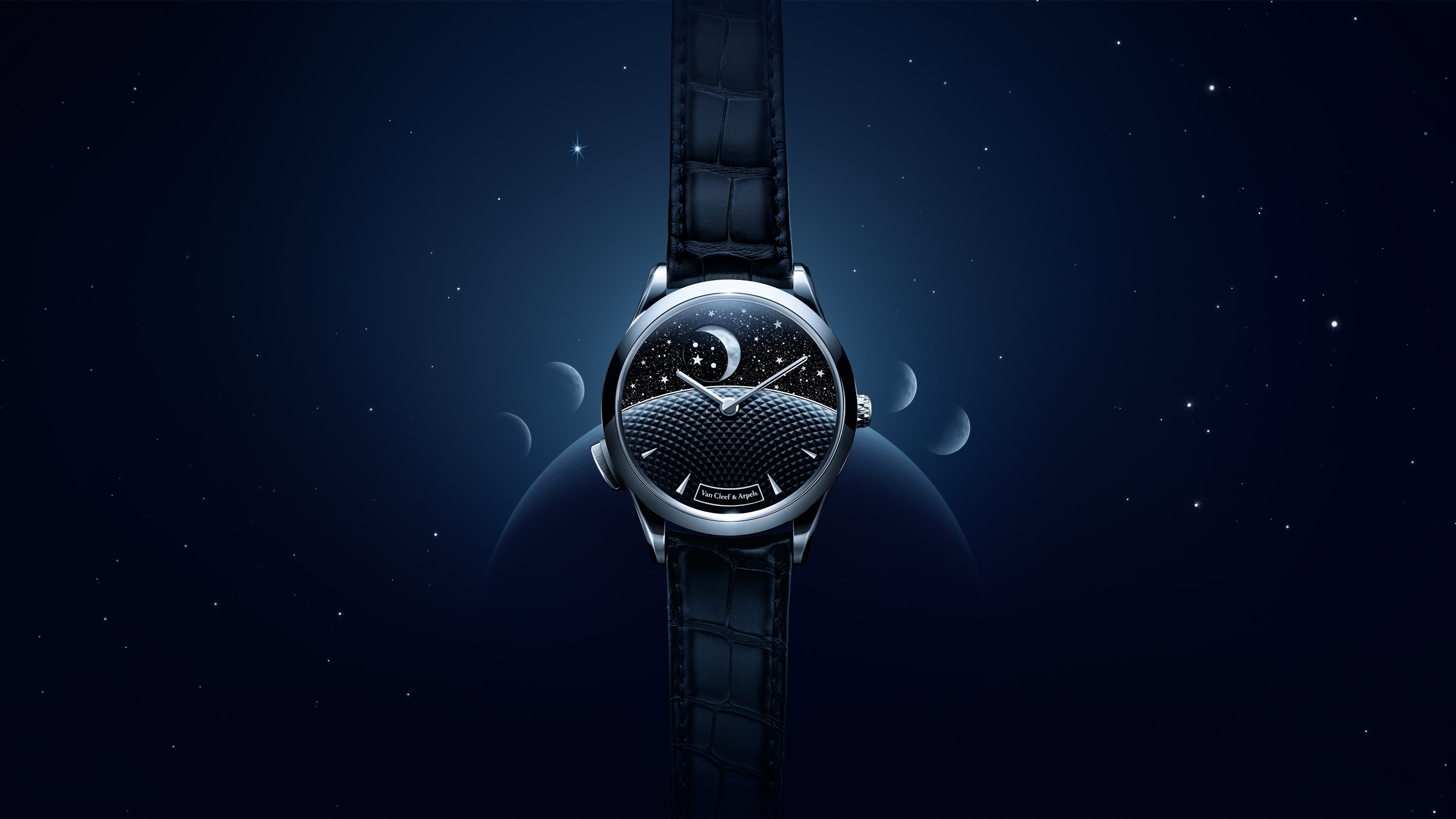 Midnight Jour Nuit Phase de Lune腕表。白K金，黄K金，白色珍珠母贝，砂金石玻璃。自动上链机械机芯，配备一体式昼夜显示与月相显示机制及按需动态演示功能。Poetic Complications®诗意复杂功能腕表系列，Van Cleef & Arpels梵克雅宝。