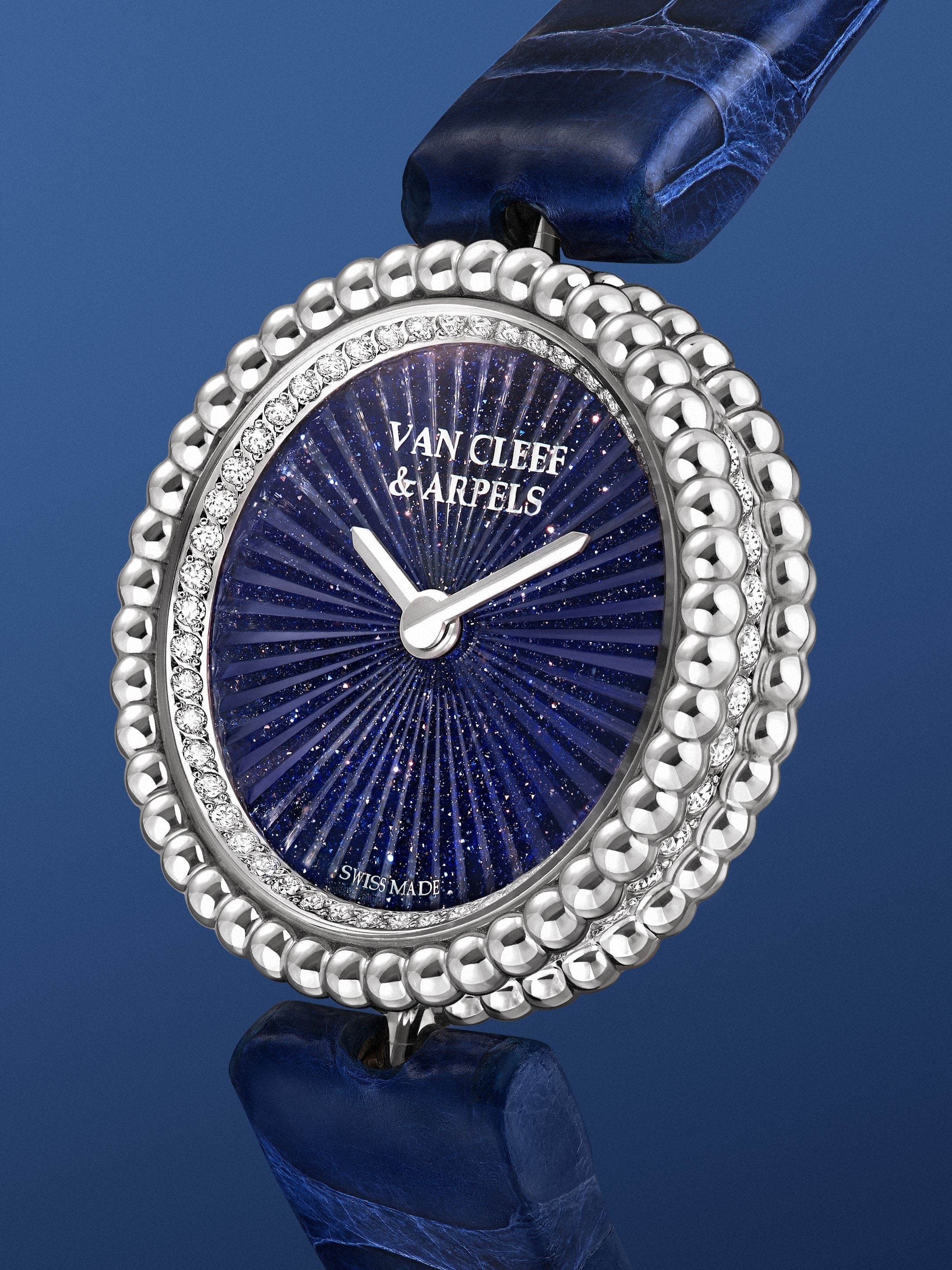 Perlée腕表，23毫米。白K金，砂金石玻璃，钻石。瑞士石英机芯。Perlée®系列，Van Cleef & Arpels梵克雅宝。