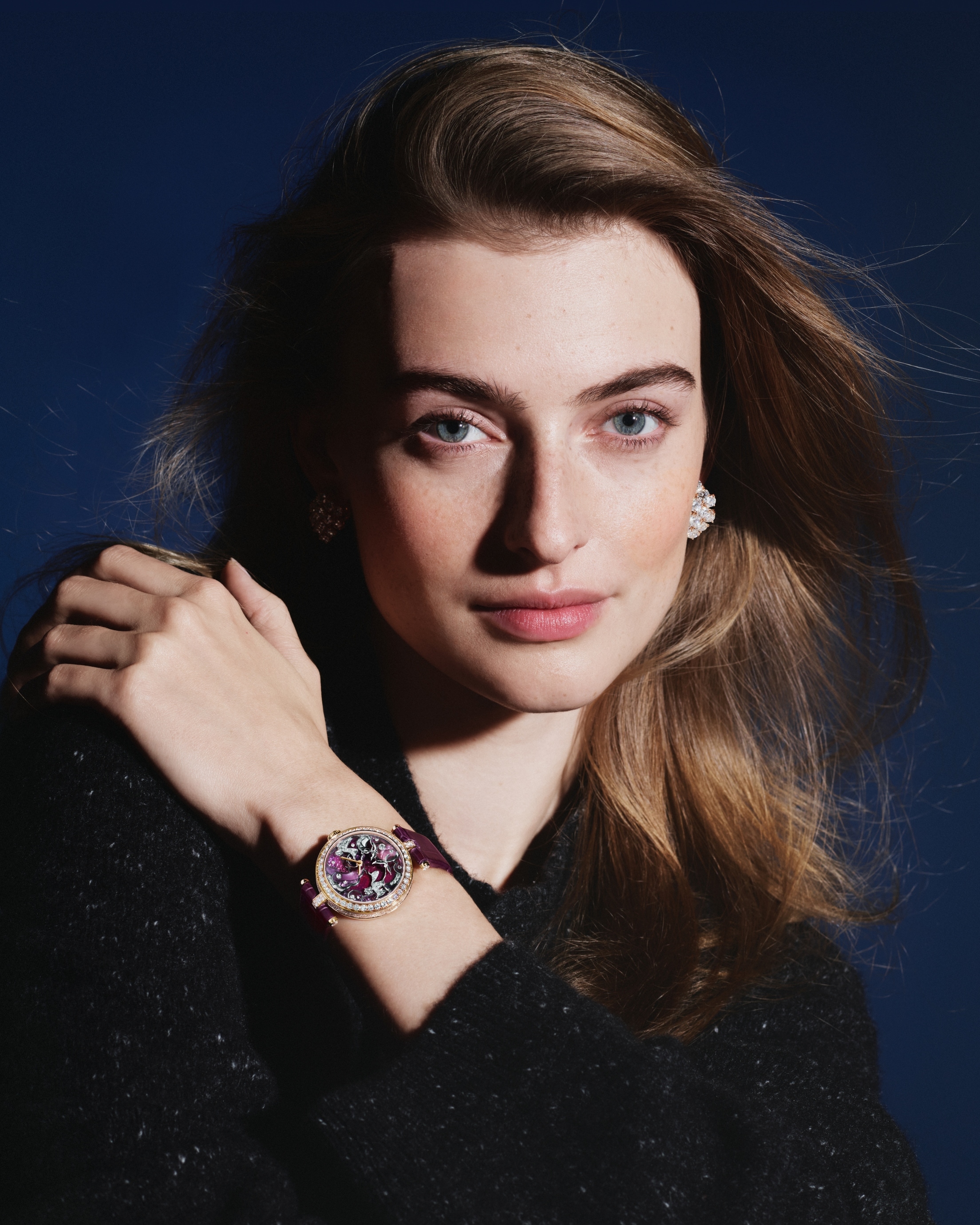 Lady Retrouvailles Célestes腕表。玫瑰金，白K金，粉色蓝宝石，白色珍珠母贝，钻石，珐琅，微型彩绘。手动上链机械机芯。Extraordinary Dials™非凡表盘腕表系列，Van Cleef & Arpels梵克雅宝。