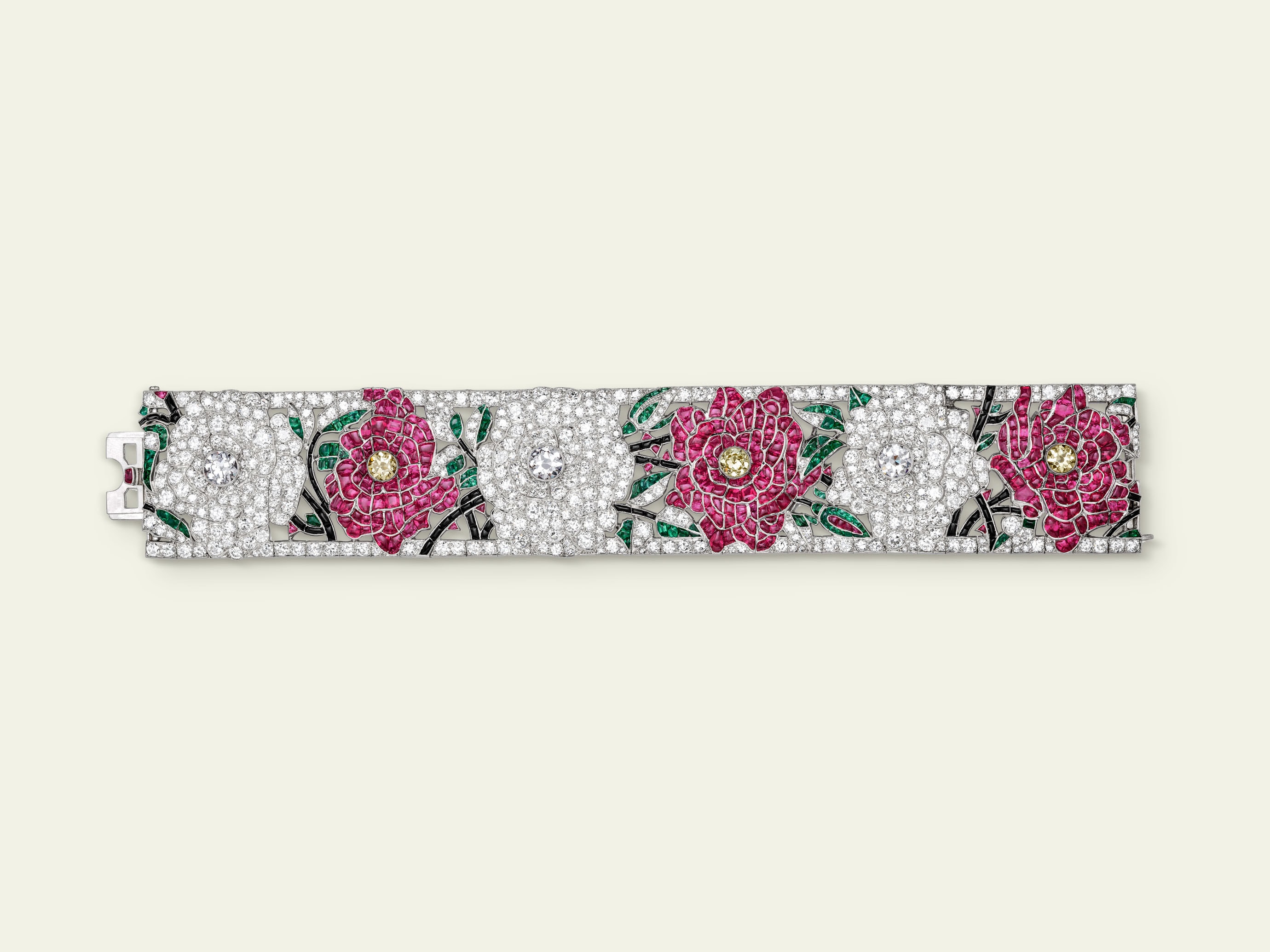 Entwined Flowers, Red and White Roses手镯，1924年。 铂金，祖母绿，红宝石，缟玛瑙，黄钻，钻石。 Van Cleef & Arpels梵克雅宝典藏。