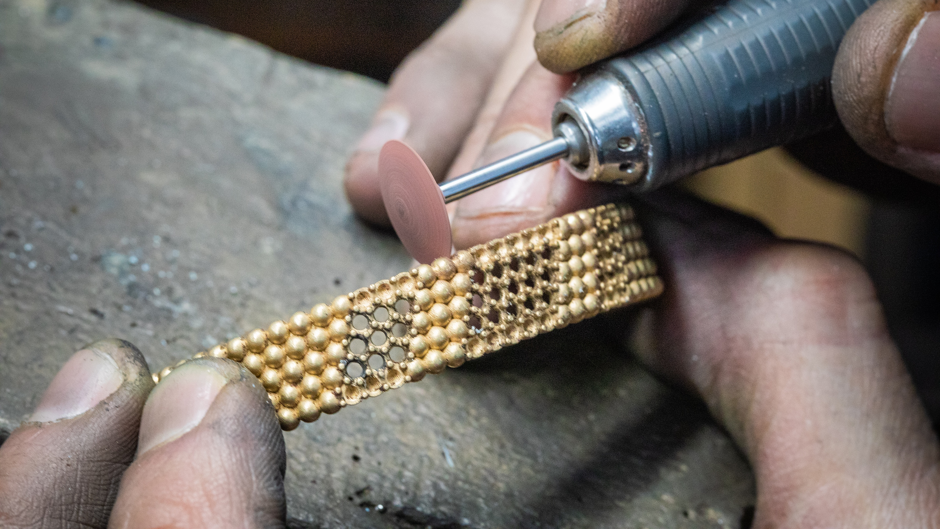 Perlée® 5排镶钻手镯的制作工艺