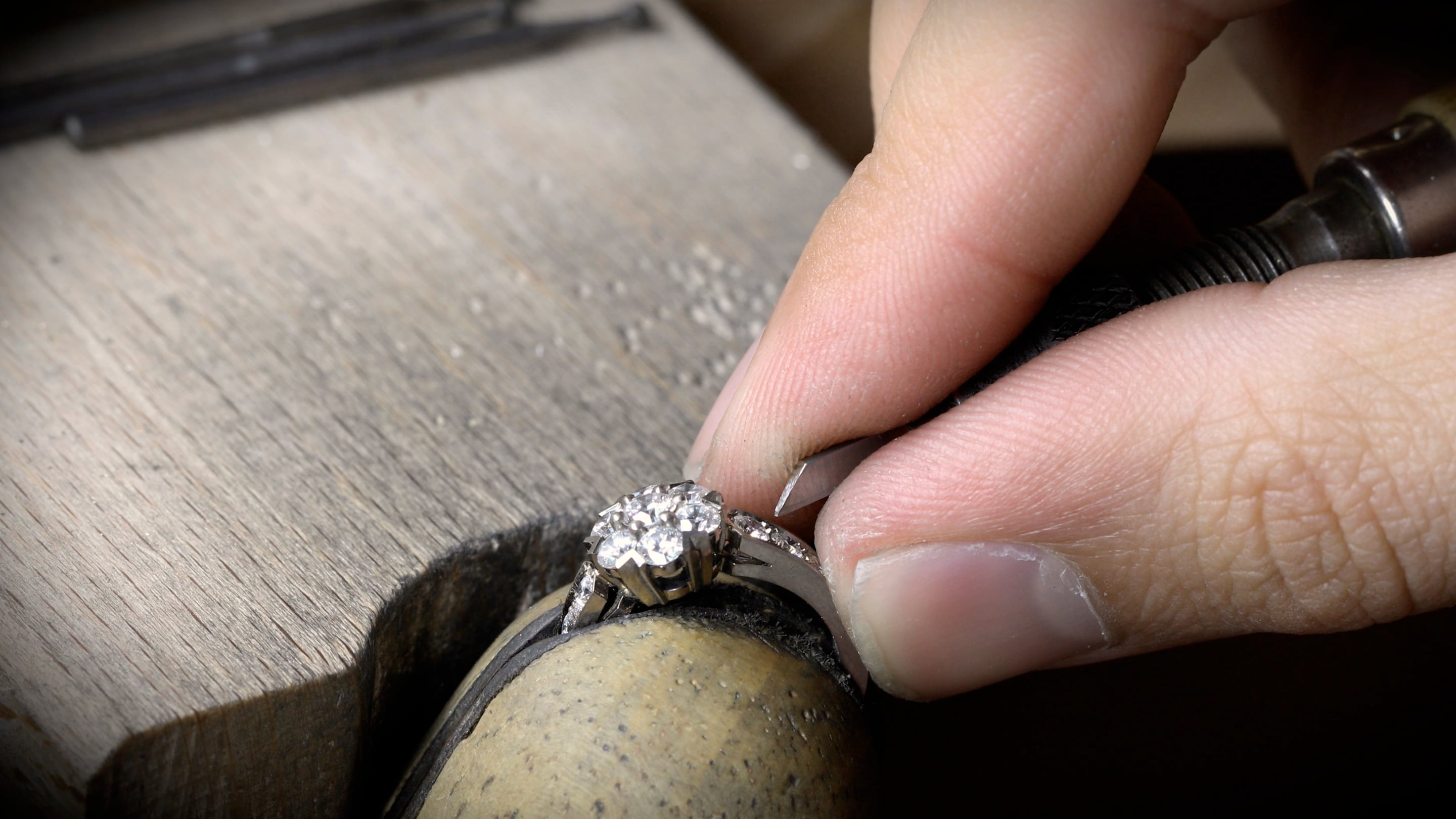The making of the Fleurette ring