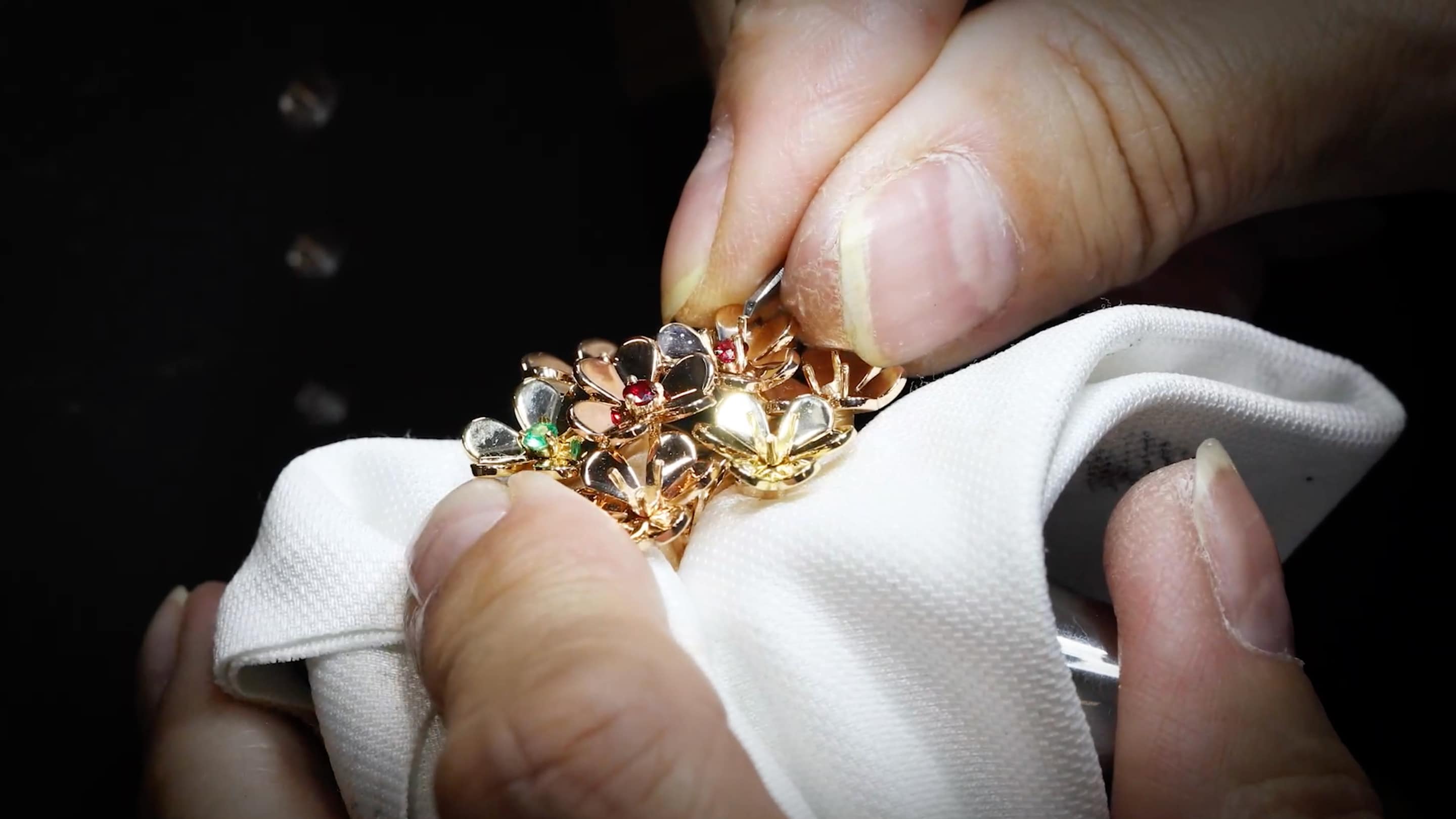 The making of the Frivole® 8 flowers ring