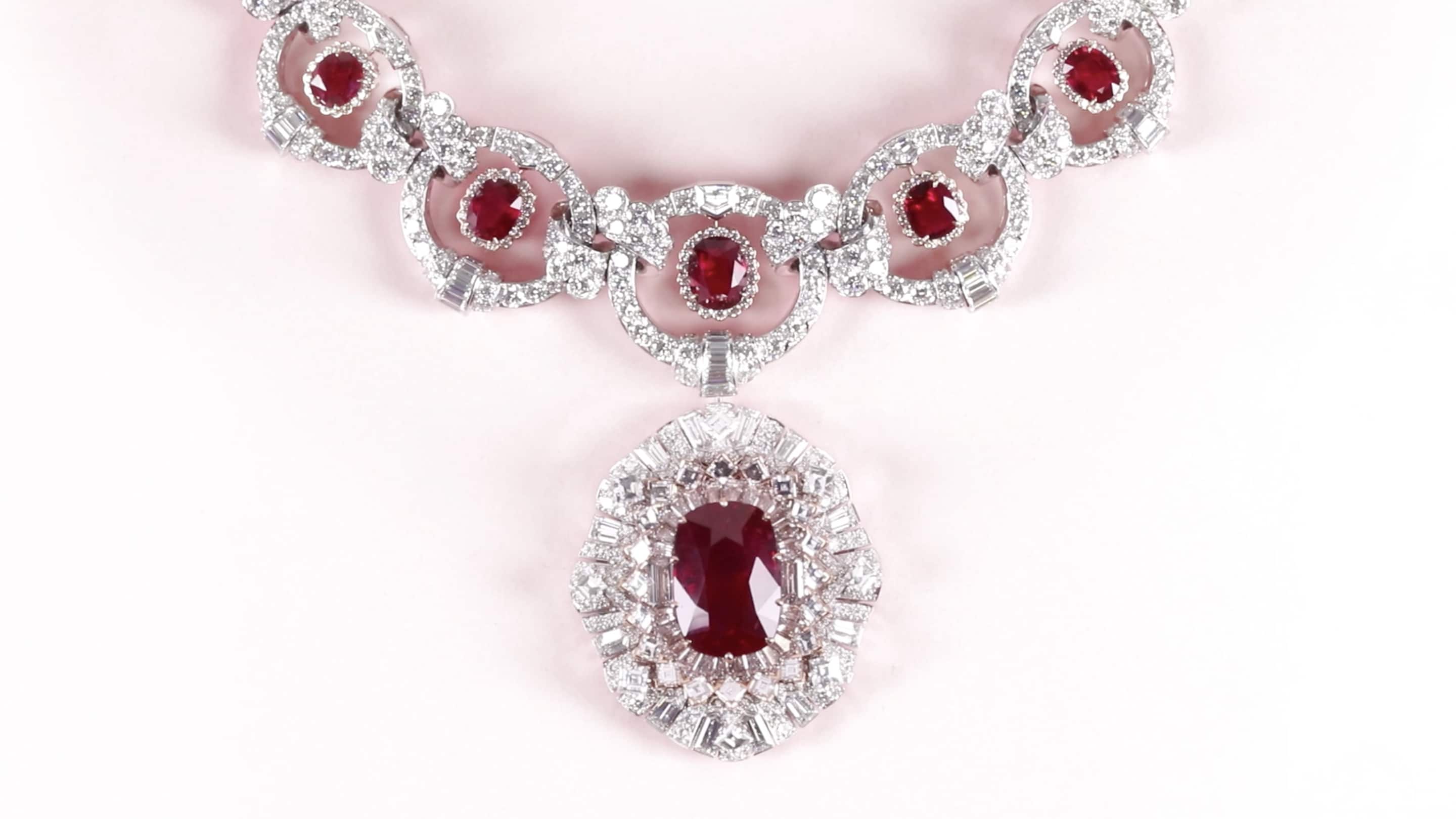 The making of the Rubis flambloyant necklace