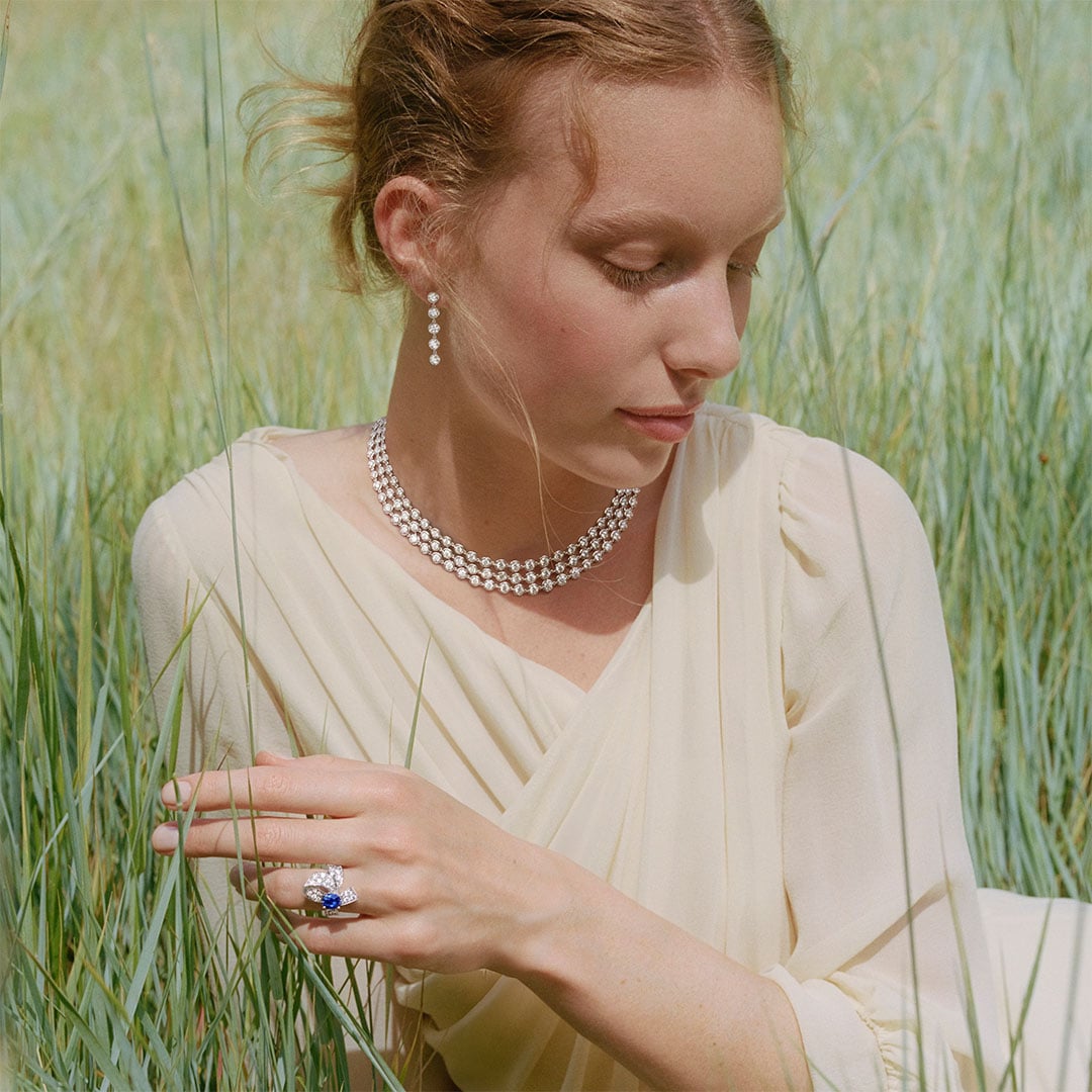 Boucle solitaire Sapphire, platinum, one cushion-cut sapphire, diamonds, Palmyre necklace and earings, rhodium plated 18K white gold, diamonds. High Jewelry Solitaires and Palmyre collections, Van Cleef & Arpels.