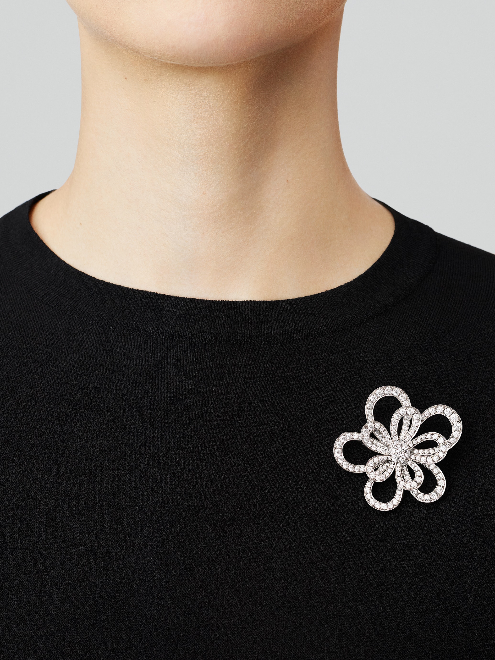 Flowerlace胸针，18K白金，钻石。Flowerlace高级珠宝系列，Van Cleef & Arpels梵克雅宝。