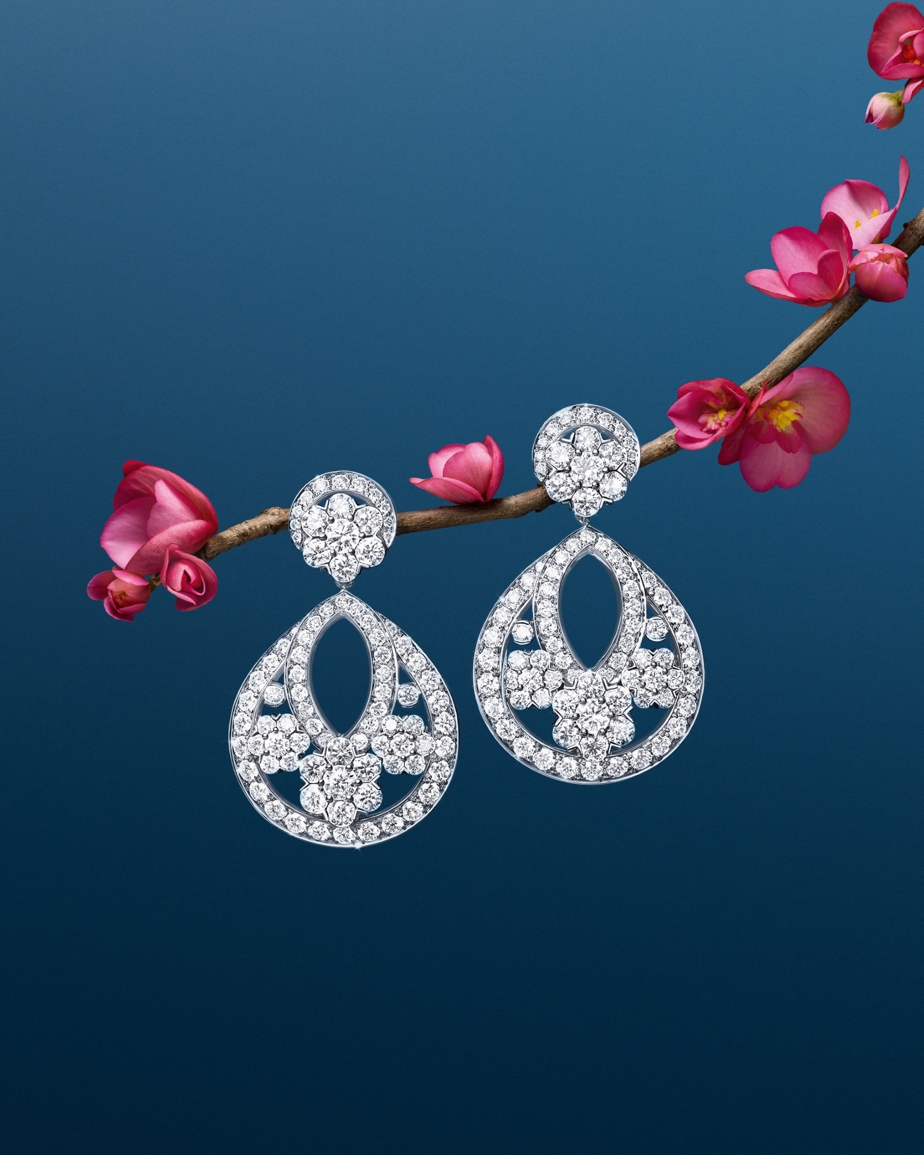 Snowflake胸针及吊坠，铂金，白K金，钻石。Snowflake系列，Van Cleef & Arpels梵克雅宝。