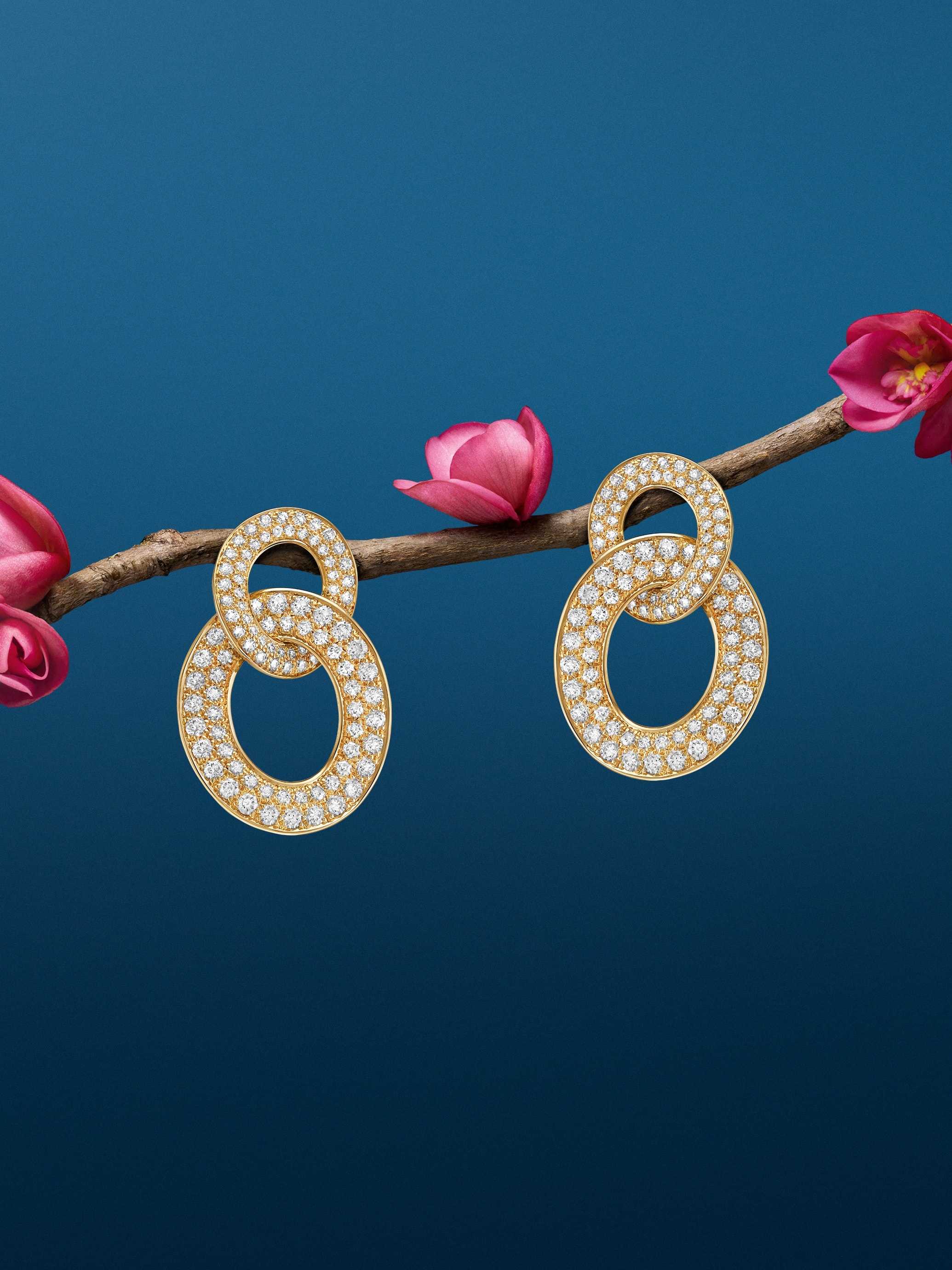 Olympia earrings, 18K yellow gold, diamonds. Olympia High Jewelry collection, Van Cleef & Arpels.