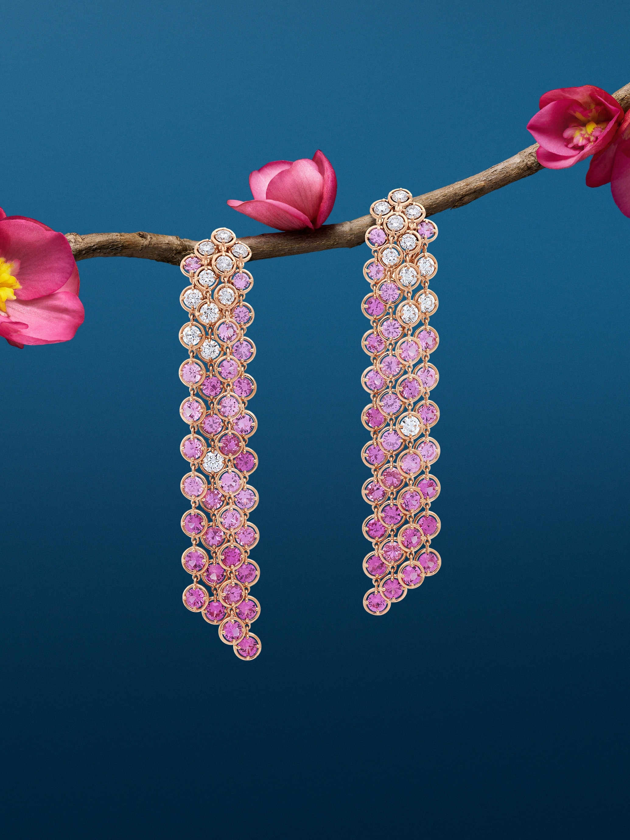 Brume de saphir耳环,18K玫瑰金,粉红色蓝宝石,钻石。Palmyre高级珠宝系列,Van Cleef & Arpels梵克雅宝。