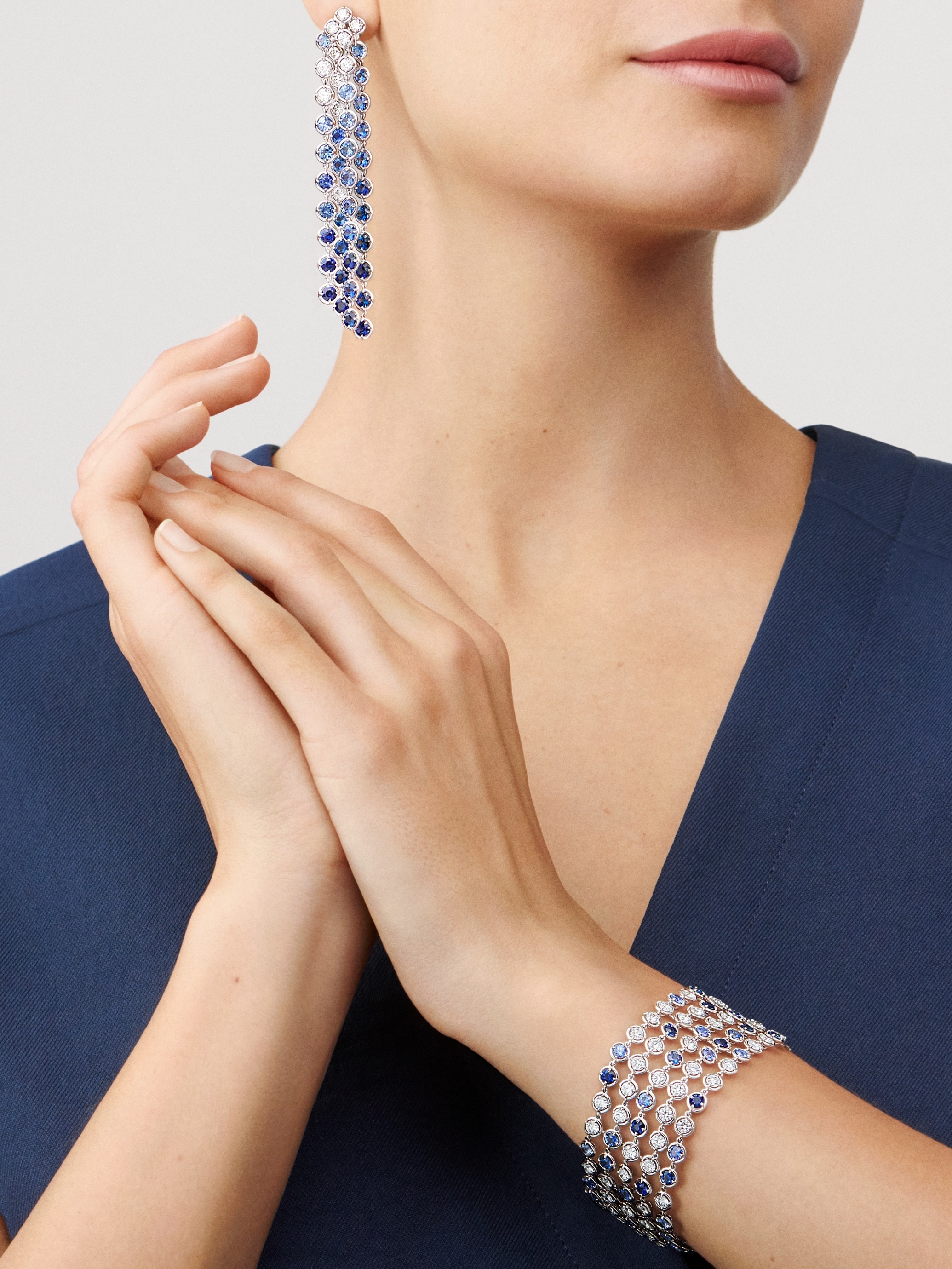Brume de saphir手镯及耳环,18K白金,蓝宝石,钻石。Palmyre高级珠宝系列,Van Cleef & Arpels梵克雅宝。