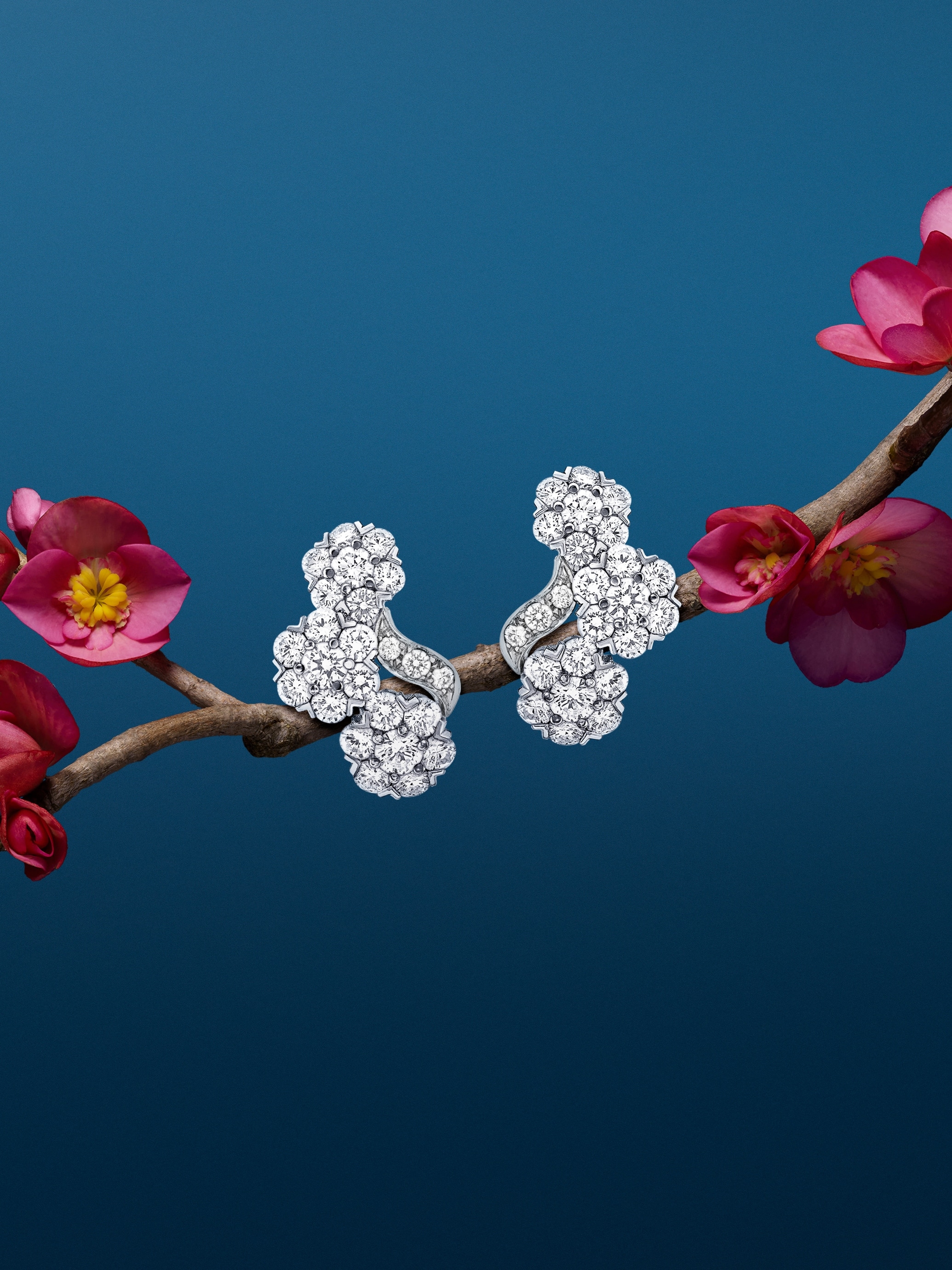 Snowflake耳环，3枚花卉主题图案，18K白金，钻石。Snowflake高级珠宝系列，Van Cleef & Arpels梵克雅宝。