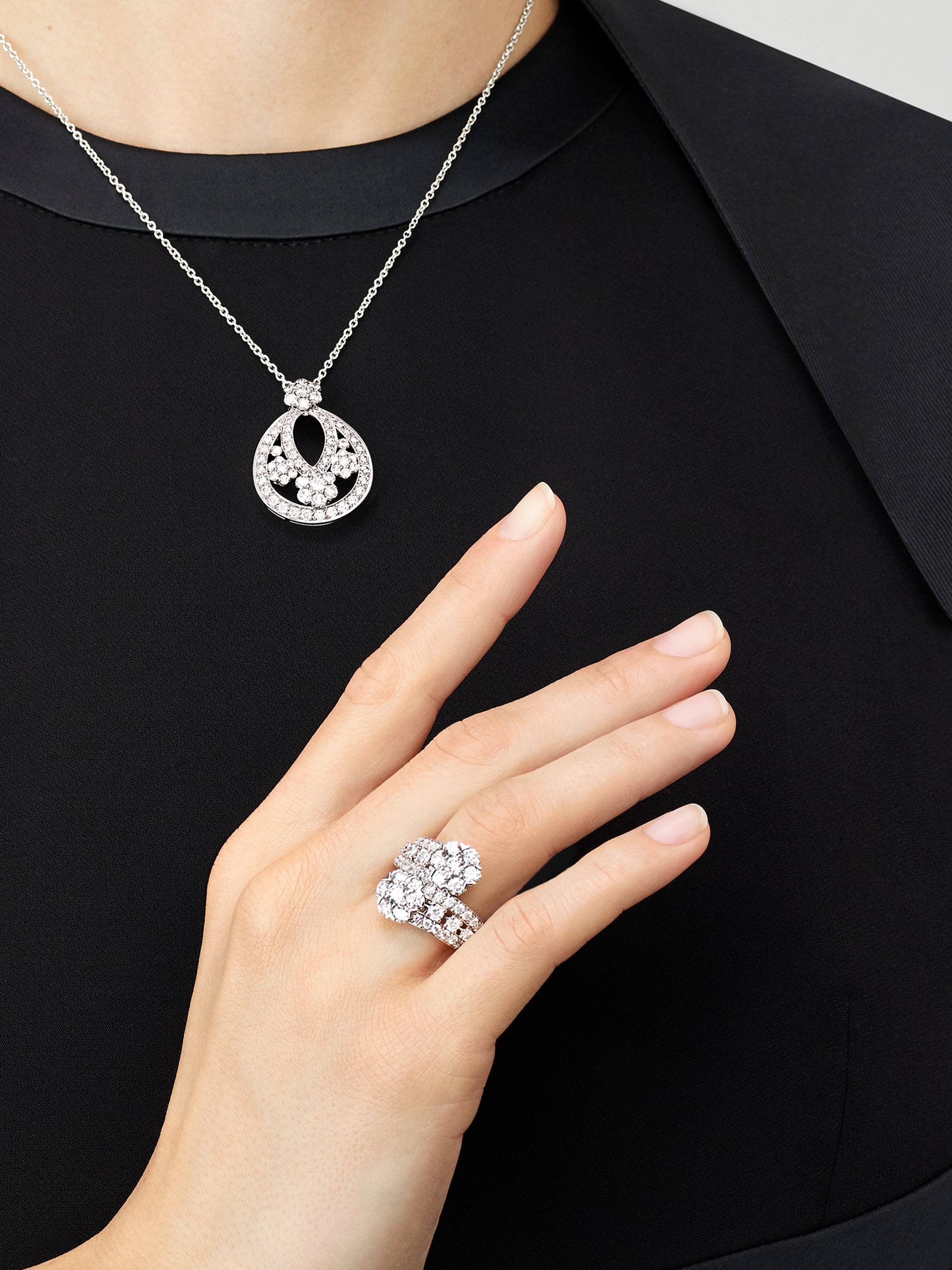 Snowflake吊坠及戒指，18K白金，钻石。Snowflake高级珠宝系列，Van Cleef & Arpels梵克雅宝。