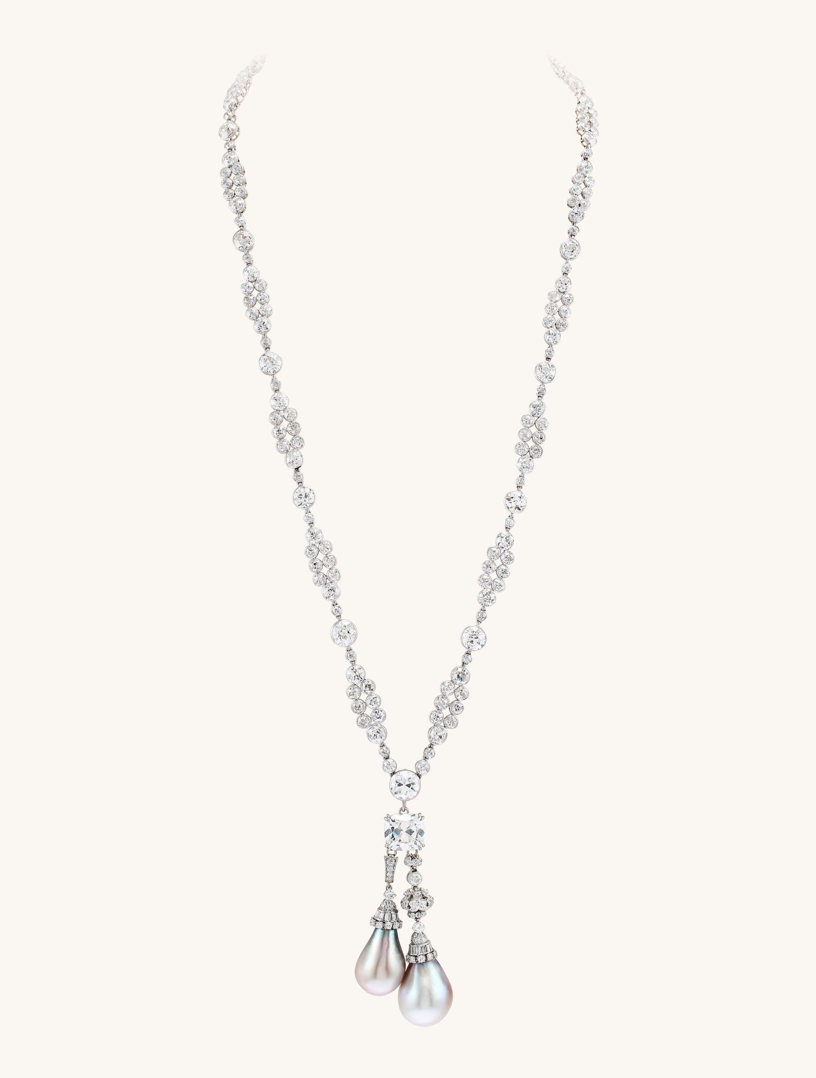 可转换式项链,约1933年,铂金,1颗10.06克拉的HVS1级枕形切割钻石,灰色天然珍珠,钻石。Heritage系列,Van Cleef & Arpels梵克雅宝