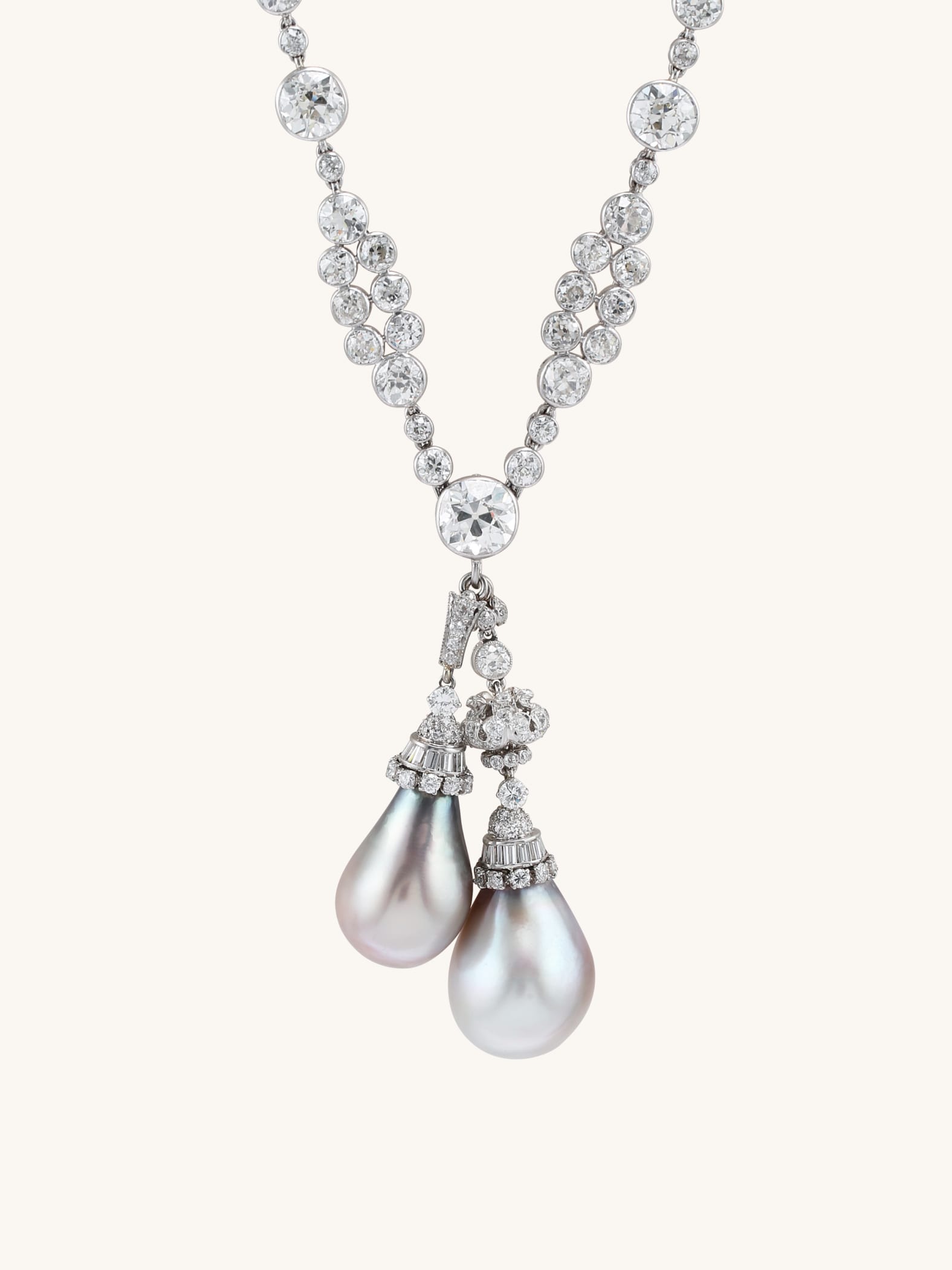 可转换式项链,约1933年,铂金,1颗10.06克拉的HVS1级枕形切割钻石,灰色天然珍珠,钻石。Heritage系列,Van Cleef & Arpels梵克雅宝