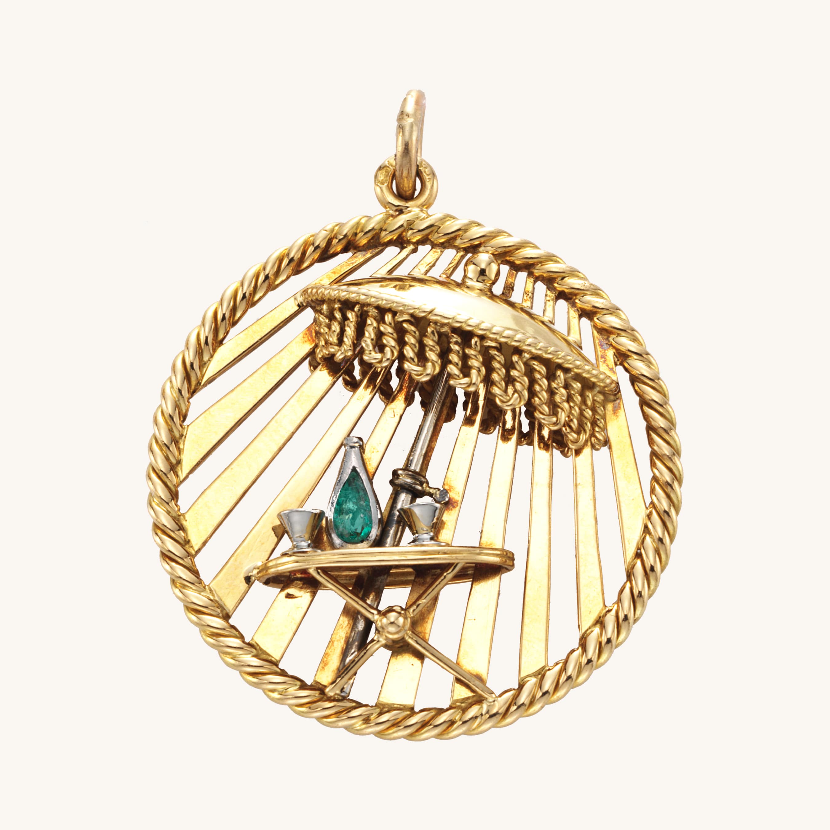 Pippermint吊饰，1959年，黄K金，铂金，梨形祖母绿。Heritage系列，Van Cleef & Arpels梵克雅宝