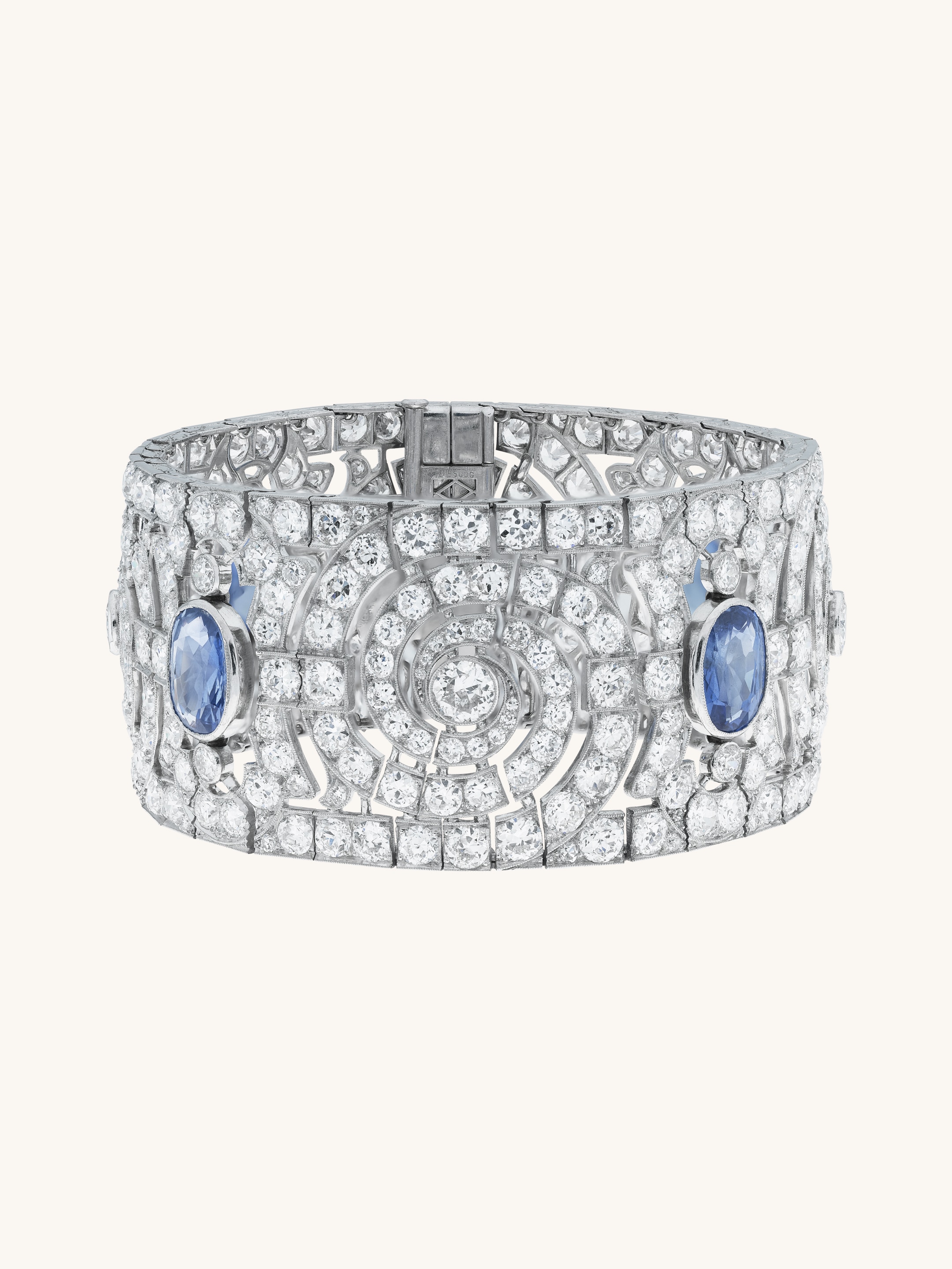 手镯,1925年,铂金,蓝宝石,钻石。Heritage系列,封面图片,Van Cleef & 梵克雅宝。
