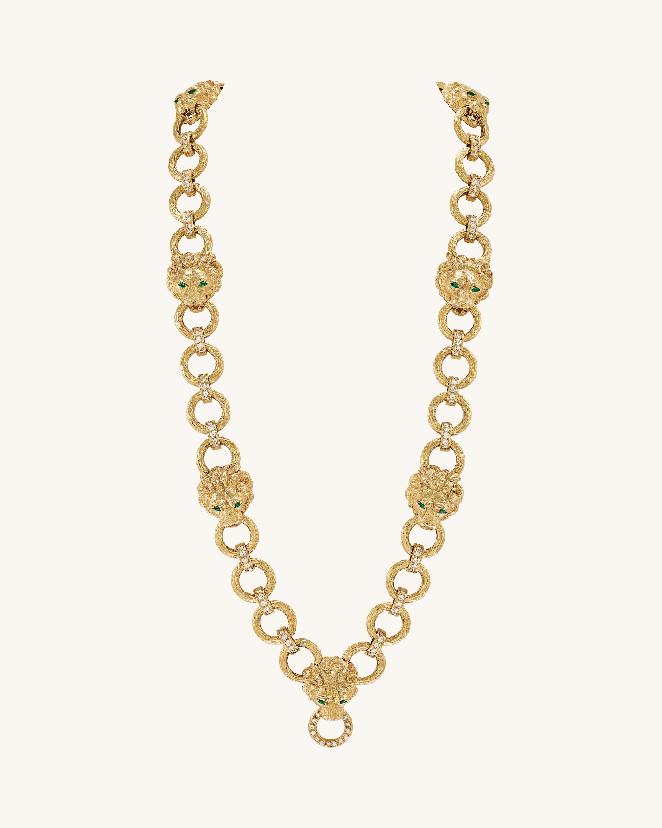 Lion head项链,1971年,黄K金,祖母绿,钻石。Heritage系列,封面图片,Van Cleef & 梵克雅宝。