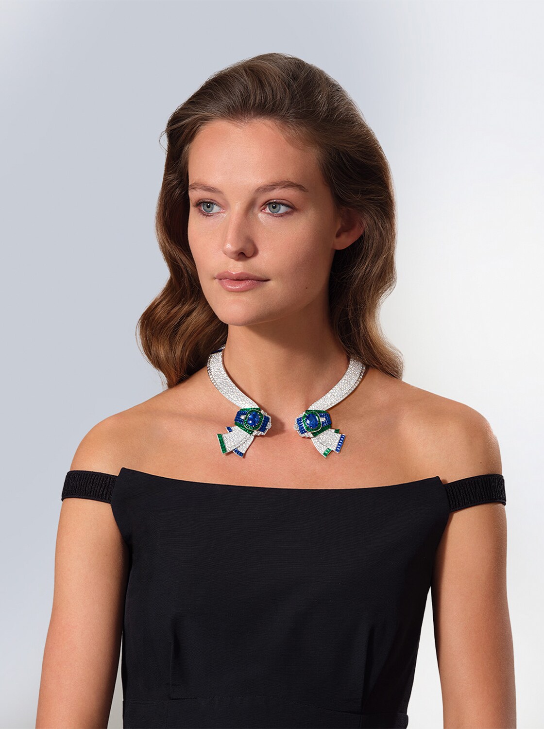 Effet drapé Mystérieux项链,白K金,玫瑰金,两颗分别重11.47克拉(产自斯里兰卡)和10.18克拉(产自马达加斯加)的椭圆形切割蓝宝石,传统顶部抛光隐密式镶嵌祖母绿和蓝宝石,祖母绿,蓝宝石,钻石。Pierres de Caractère系列,Van Cleef & Arpels梵克雅宝。