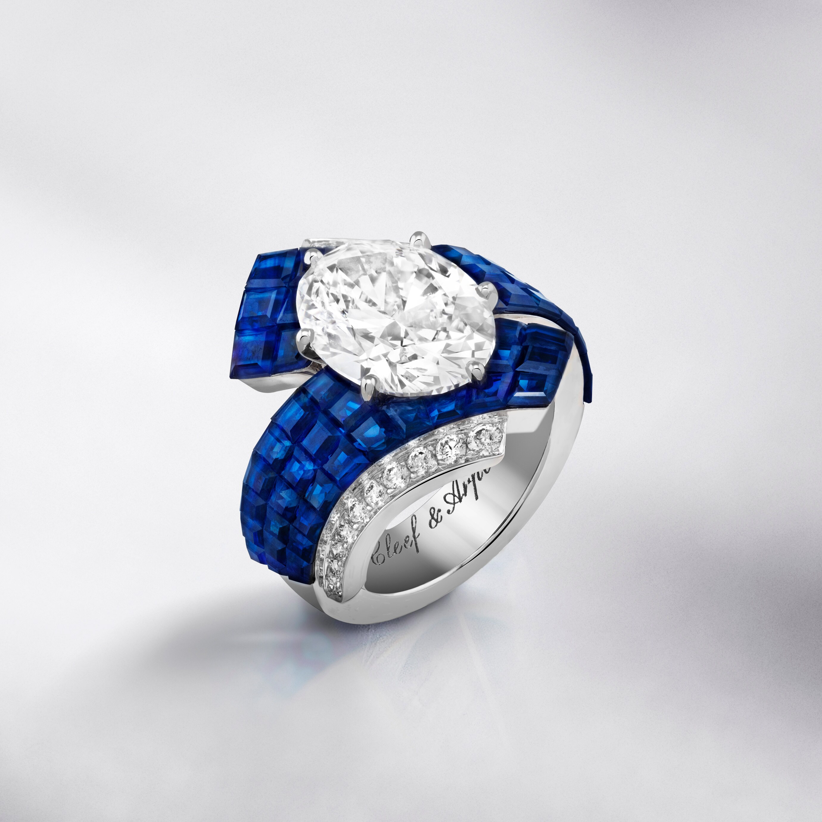 Etoffe Mystérieuse戒指，白K金，玫瑰金，一颗5.03克拉DIF级椭圆形切割钻石，传统隐密式镶嵌蓝宝石，钻石。Pierres de Caractère系列，Van Cleef & Arpels梵克雅宝。