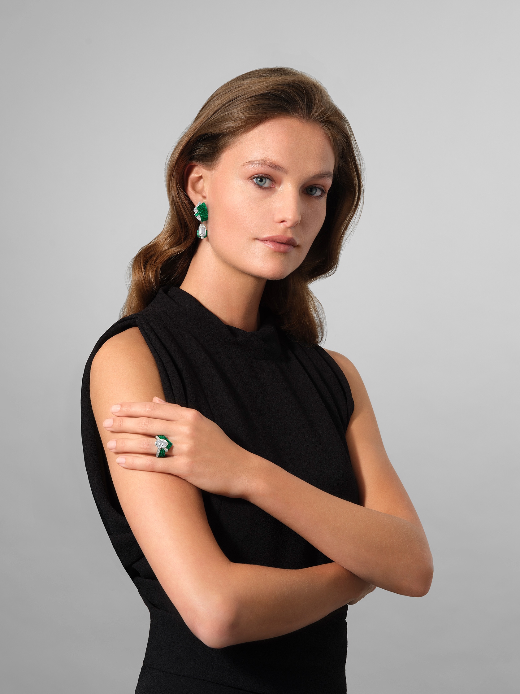 Effet drapé Mystérieux项链,白K金,玫瑰金,两颗分别重11.47克拉(产自斯里兰卡)和10.18克拉(产自马达加斯加)的椭圆形切割蓝宝石,传统顶部抛光隐密式镶嵌祖母绿和蓝宝石,祖母绿,蓝宝石,钻石。Pierres de Caractère系列,Van Cleef & Arpels梵克雅宝。