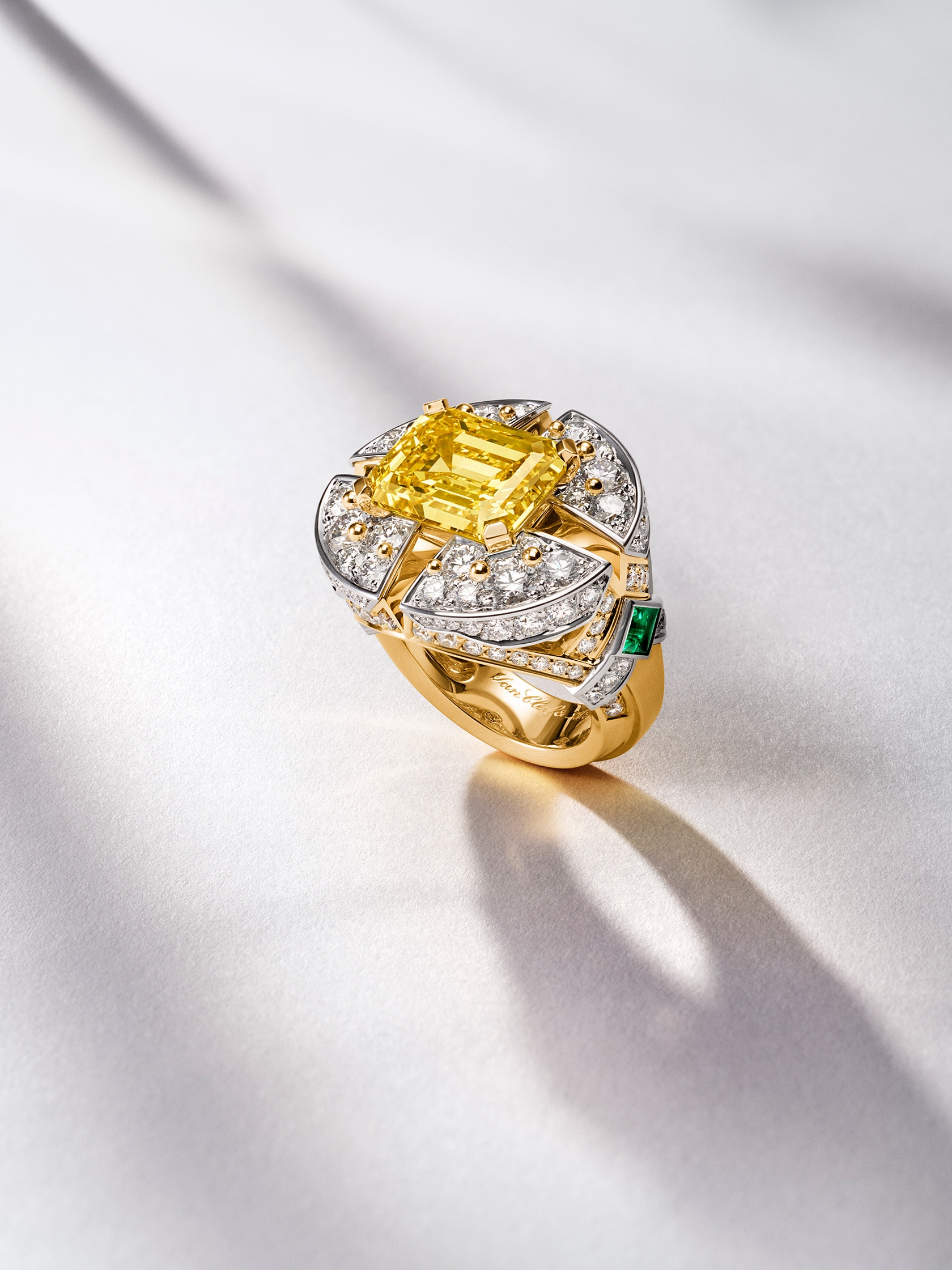 Sagesse rayonnante戒指,黄K金,白K金,1颗8.18克拉的祖母绿形切割艳彩黄色钻石,祖母绿,钻石。Pierres de Caractère系列,Van Cleef & Arpels梵克雅宝。