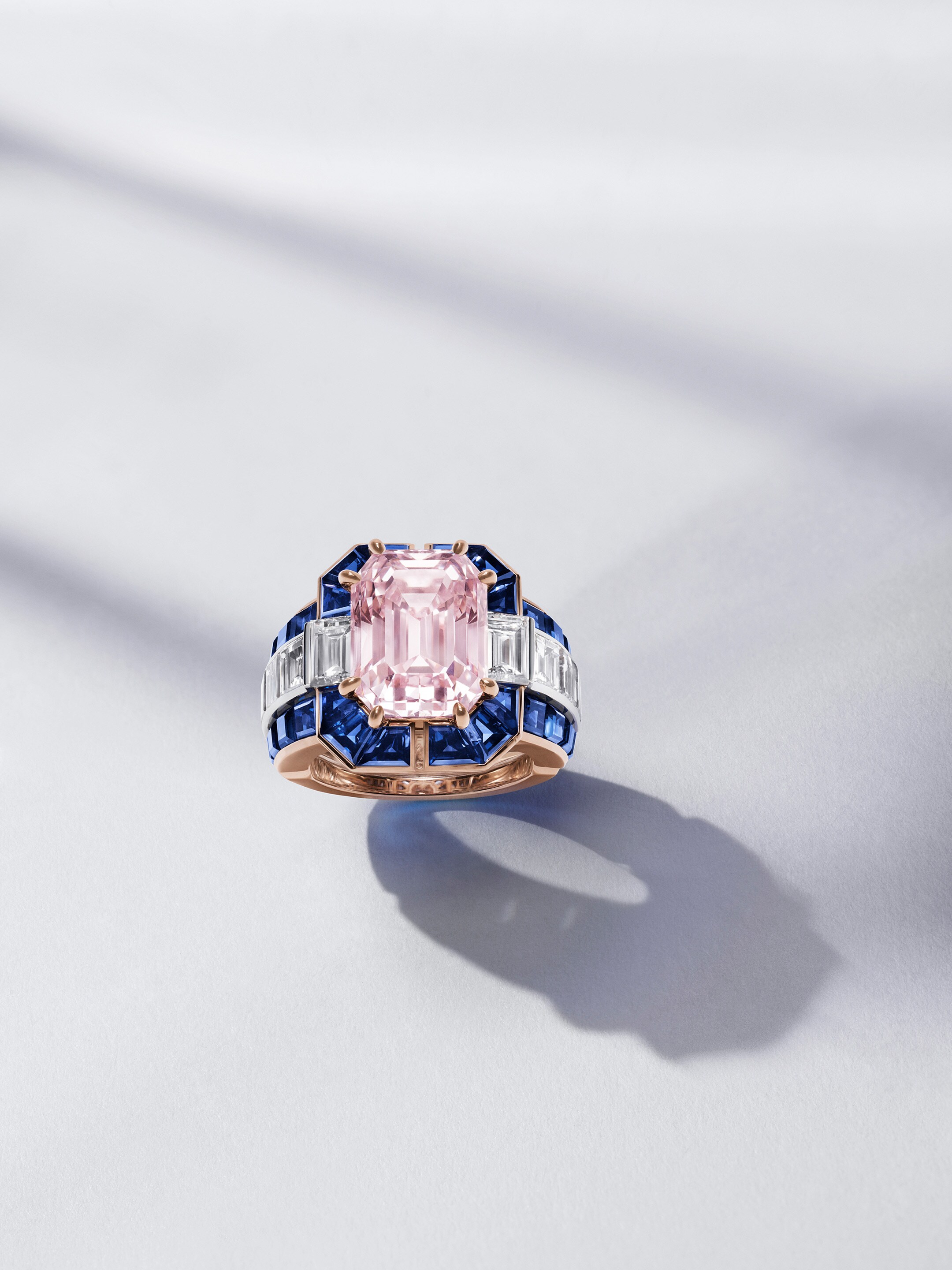 Élégance rose戒指,玫瑰金,白K金,一颗8.71克拉的祖母绿形切割浓彩粉钻,蓝宝石,钻石。Pierres de Caractère系列,Van Cleef & Arpels梵克雅宝。