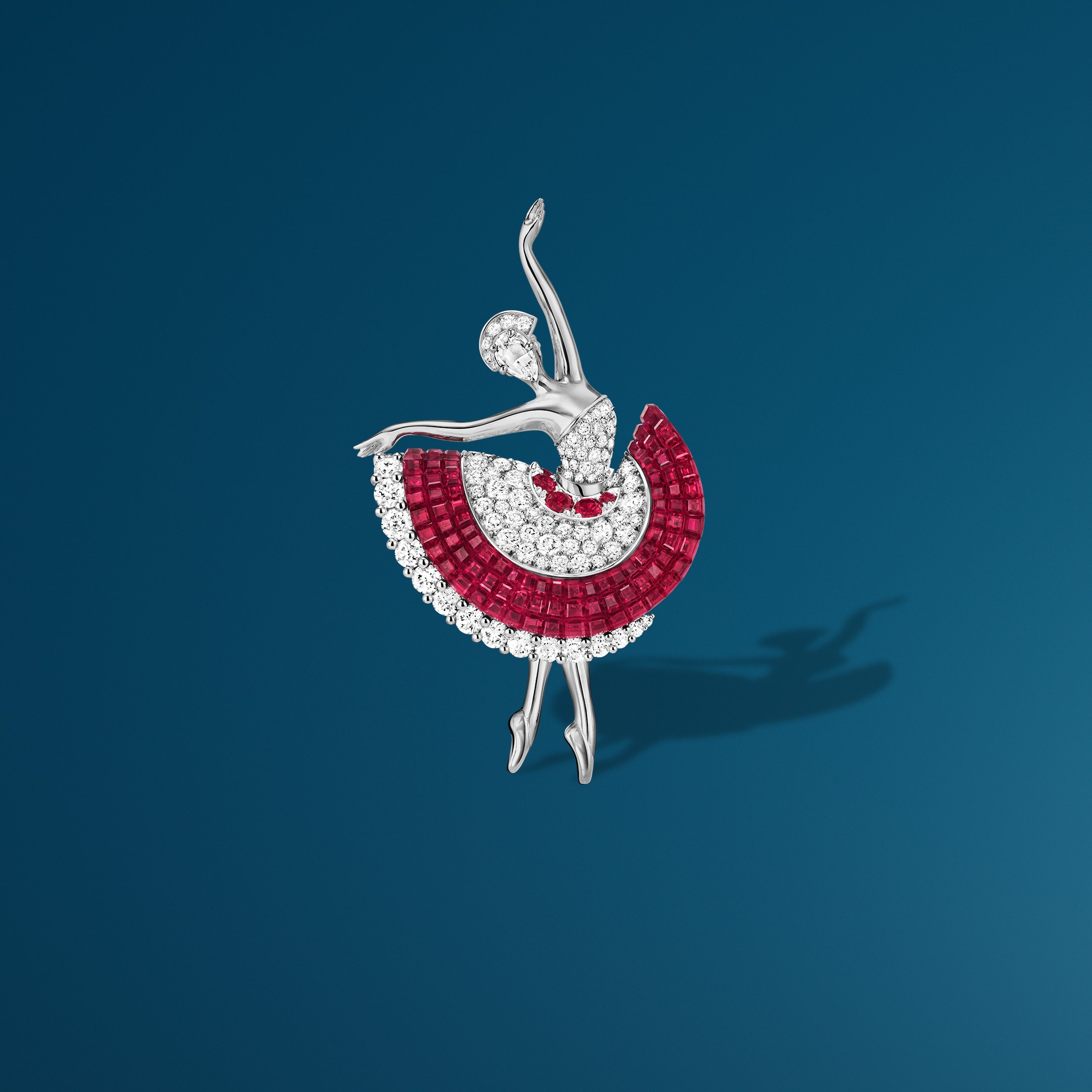 Mélodie Mystérieuse ballerina胸针。白K金，玫瑰金，传统隐密式镶嵌红宝石，红宝石，钻石。Feminine figures系列，Van Cleef & Arpels梵克雅宝。