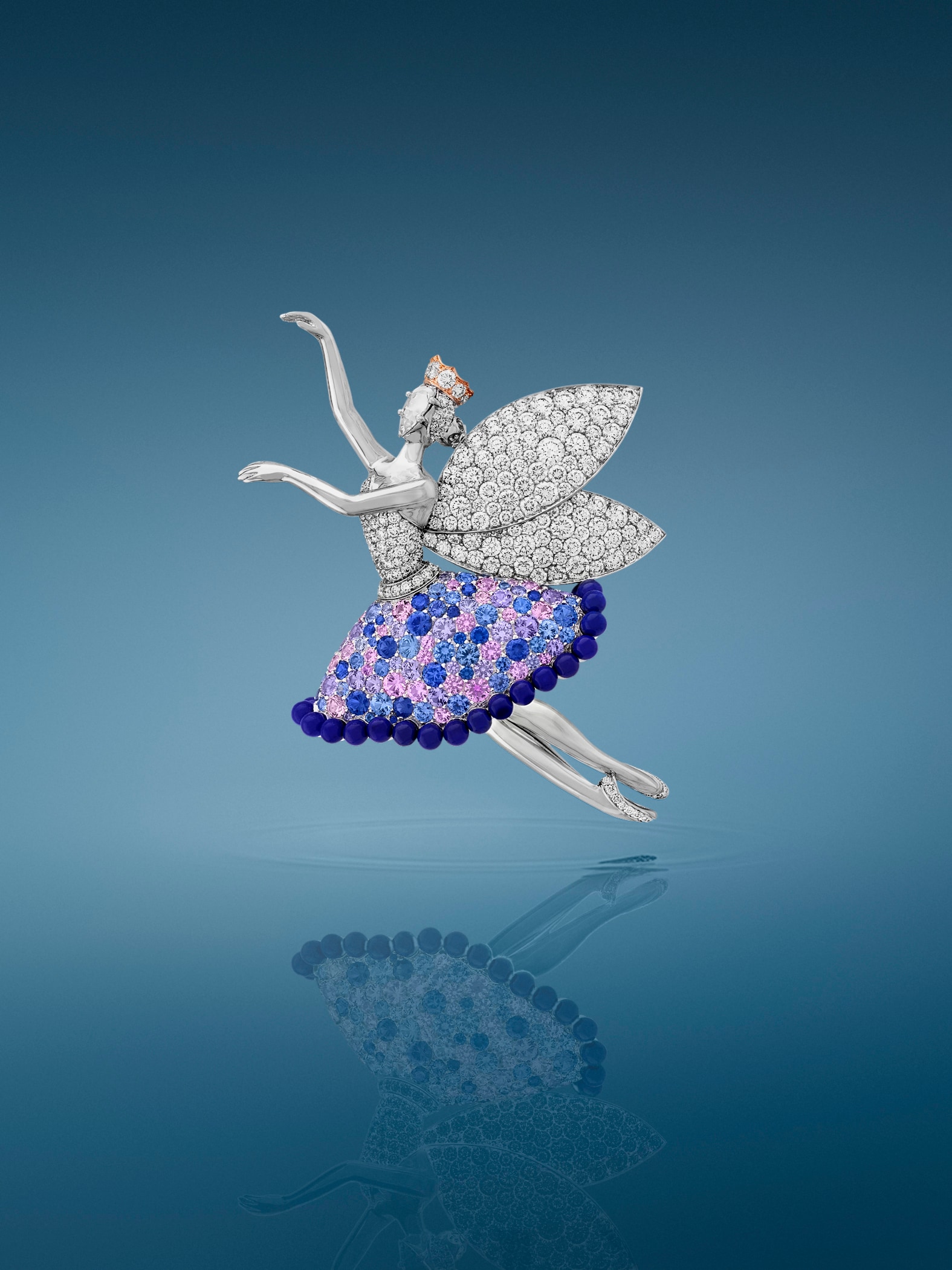 Adelie仙子胸针。白K金，玫瑰金，彩色蓝宝石，青金石，钻石。Feminine Figures系列，Van Cleef & Arpels梵克雅宝。