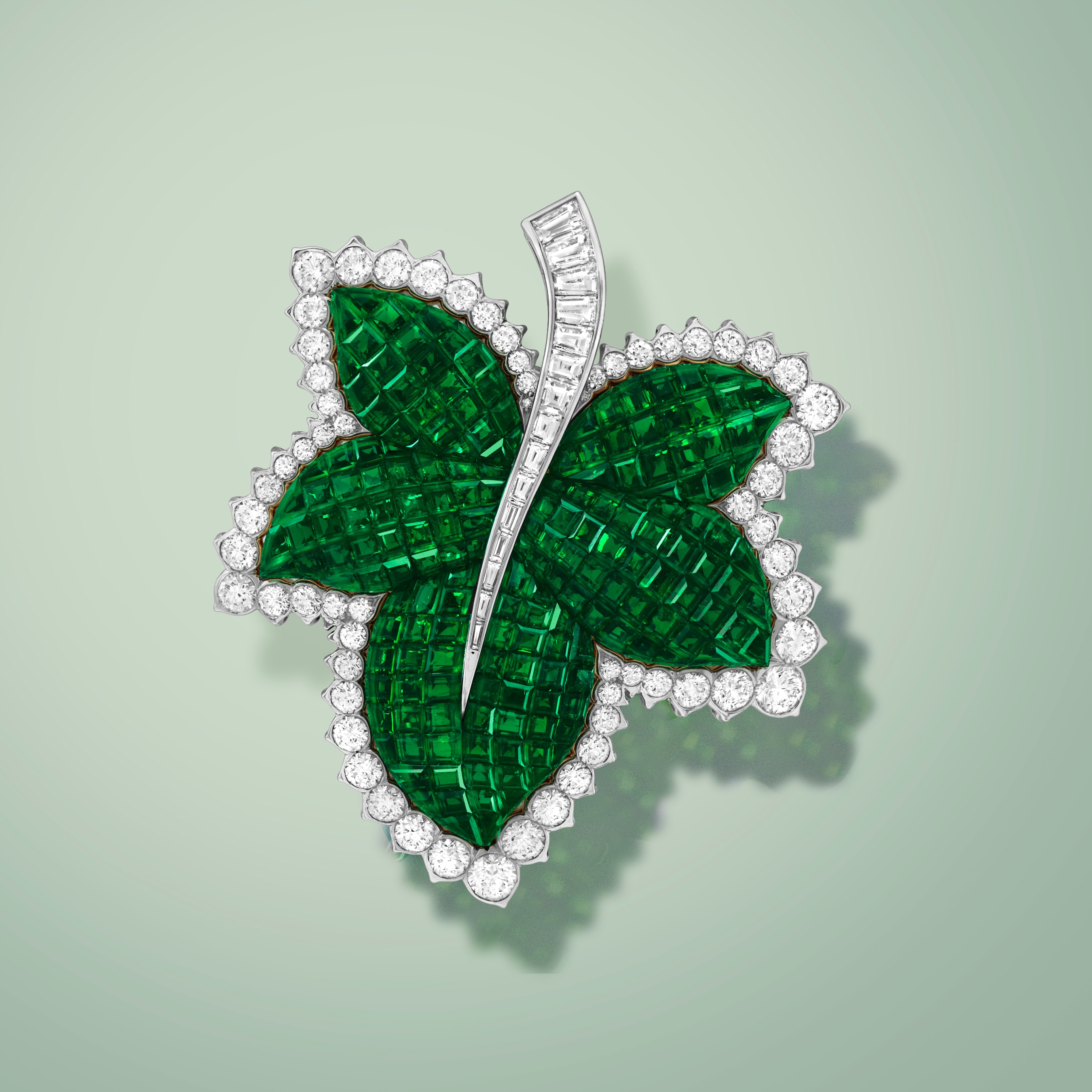 Feuille de platane clip. 18K white gold, 18K rose gold, Traditional Mystery Set™ emeralds, diamonds.. Flowers collection, Van Cleef & Arpels.