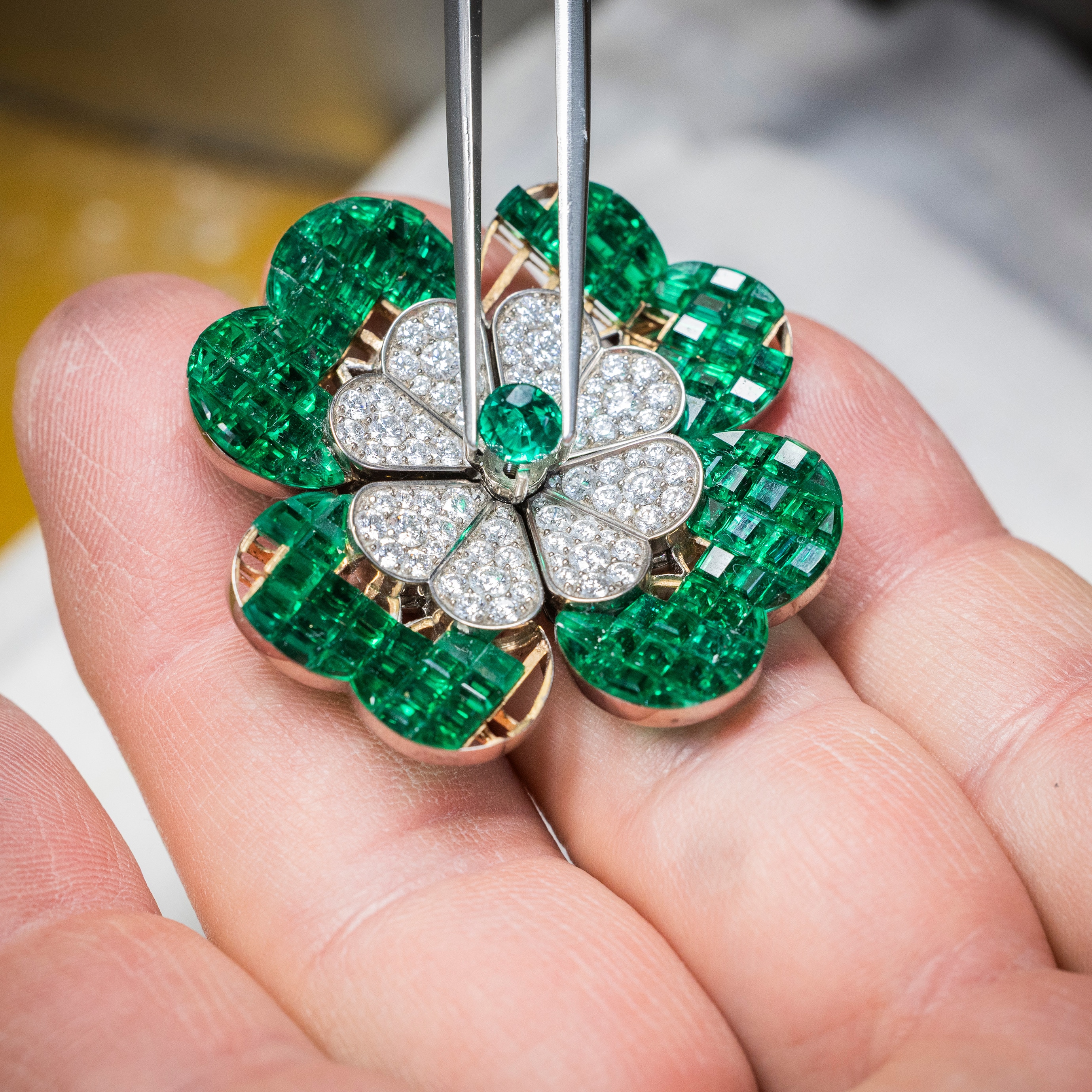 Mystery Set™ work, positioning the gate. Flowers collection, Van Cleef & Arpels.