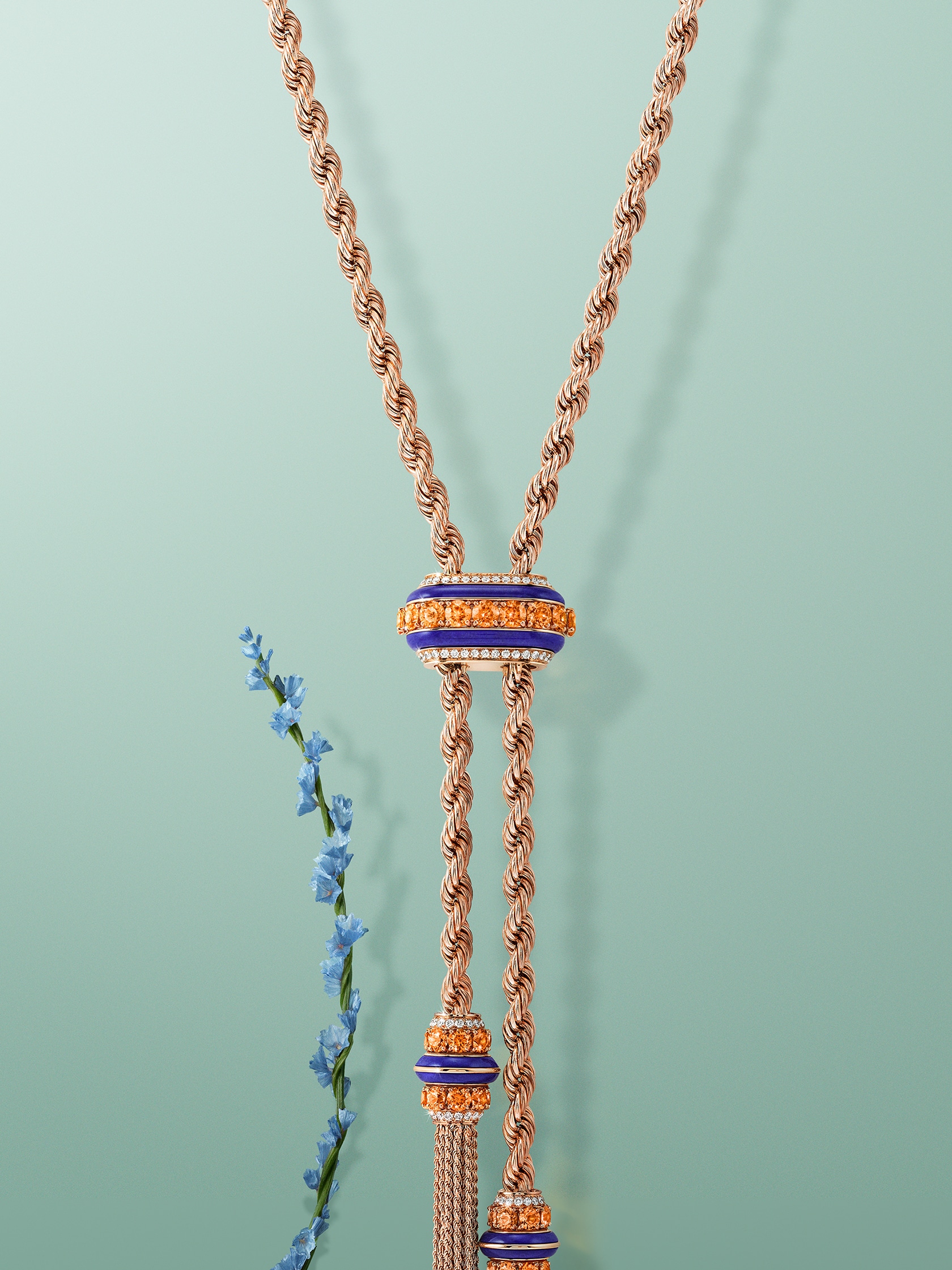Liane长项链。玫瑰金，锰铝榴石，青金石，钻石。Liane系列，Van Cleef & Arpels梵克雅宝