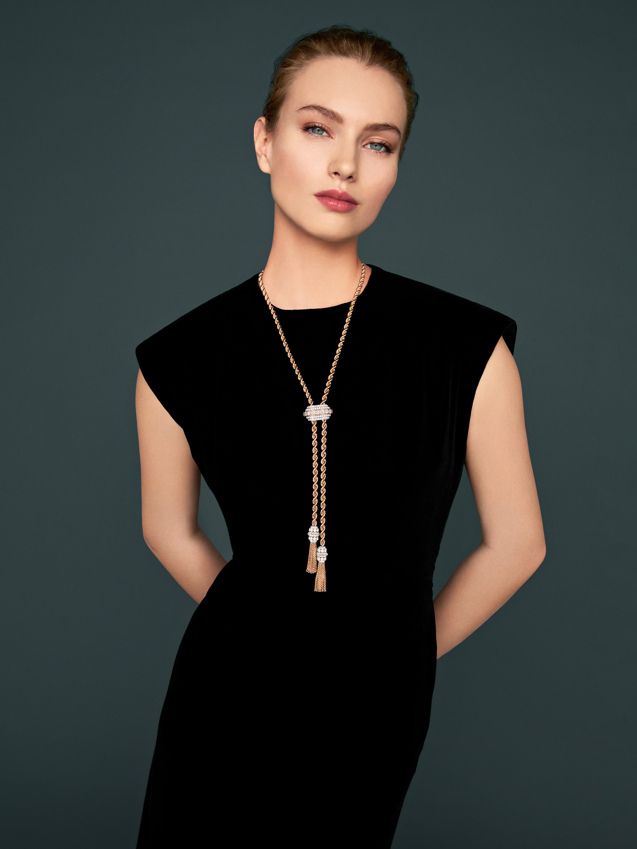 Liane长项链。玫瑰金，镀铑白K金，钻石。Liane系列，Van Cleef & Arpels梵克雅宝。
