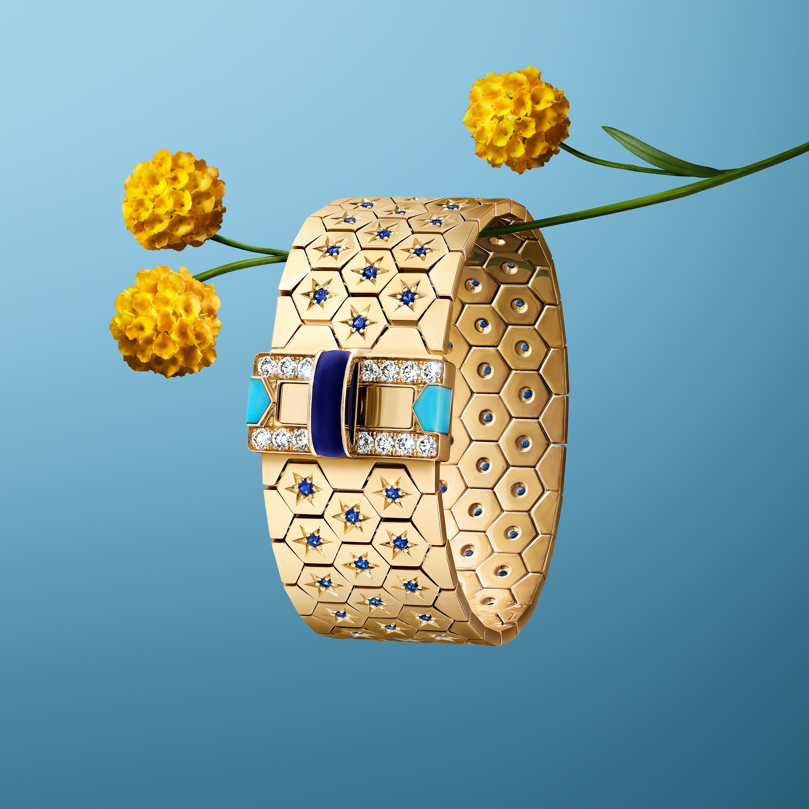 Ludo手镯。黄K金，蓝宝石，青金石，绿松石，钻石。Ludo系列，Van Cleef & Arpels梵克雅宝。