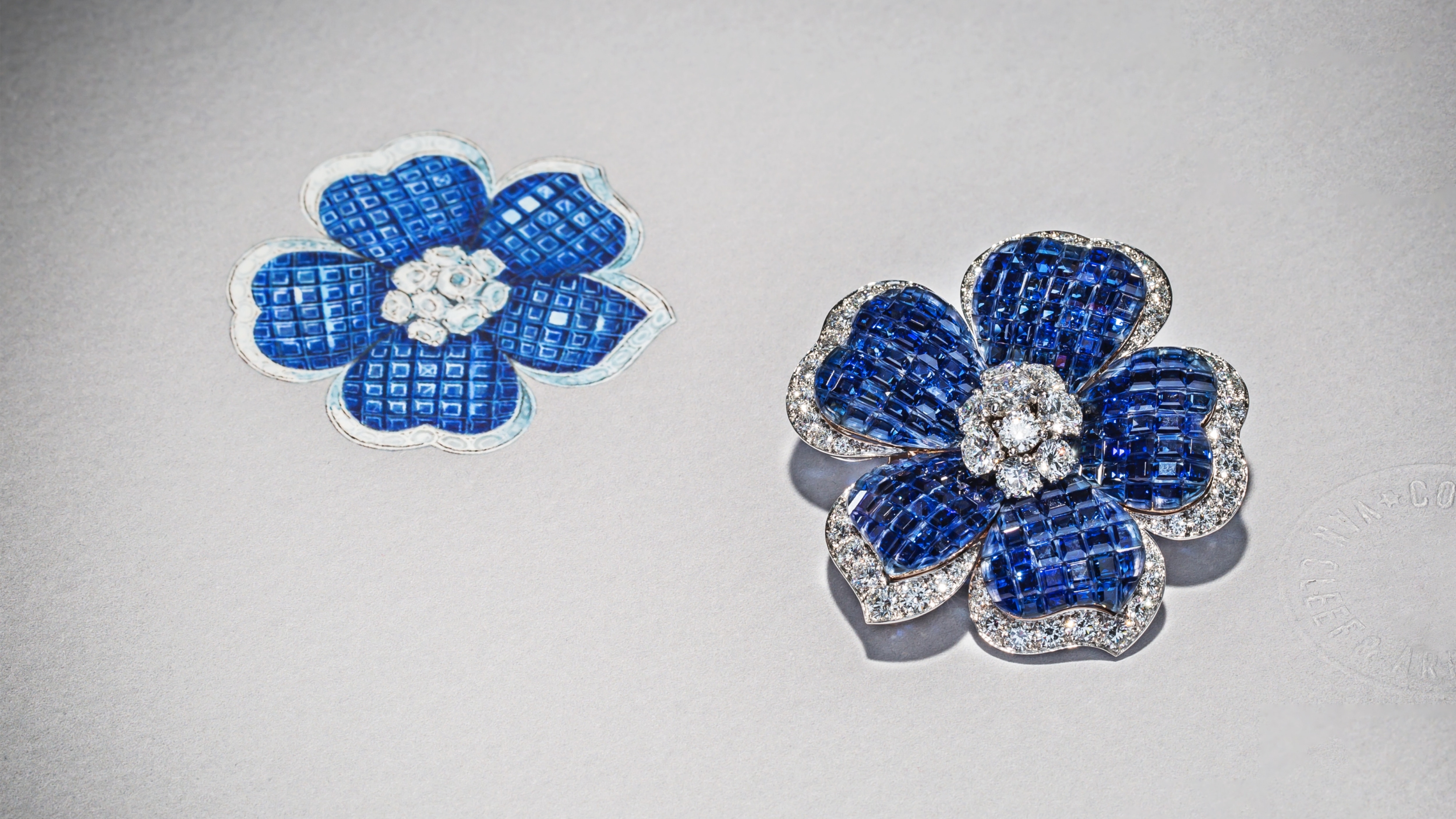 Grand Gloxinia胸针，玫瑰金，Mystery Set™隐密式镶嵌蓝宝石，钻石、Flowers系列，Van Cleef & Arpels梵克雅宝。