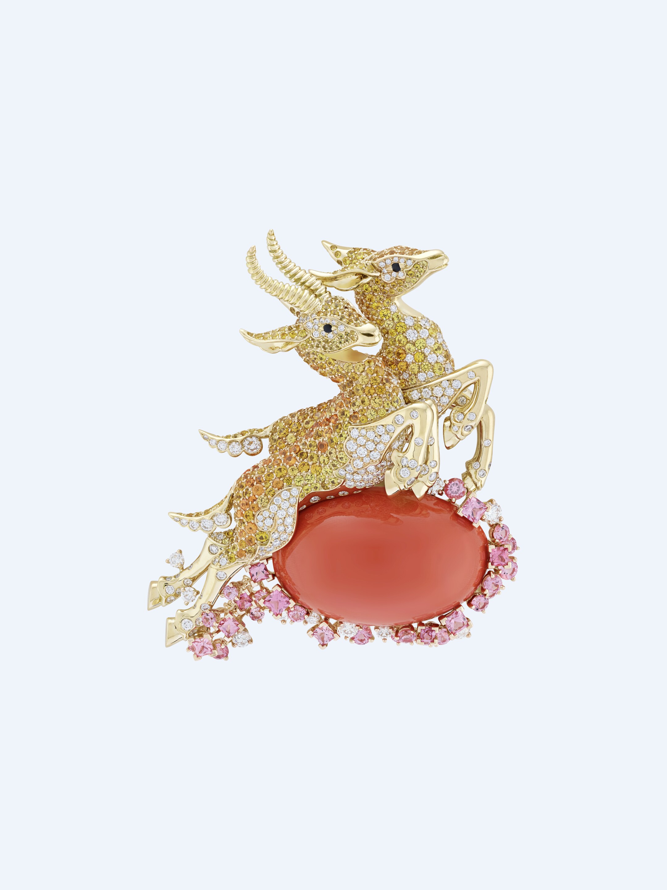 Gazelles胸针,黄K金,玫瑰金,1颗71.79克拉的凸圆形切割珊瑚,黄色蓝宝石,锰铝石榴石,黑色和粉红色尖晶石,钻石。L’Arche de Noé racontée par Van Cleef & Arpels系列,Van Cleef & Arpels梵克雅宝。