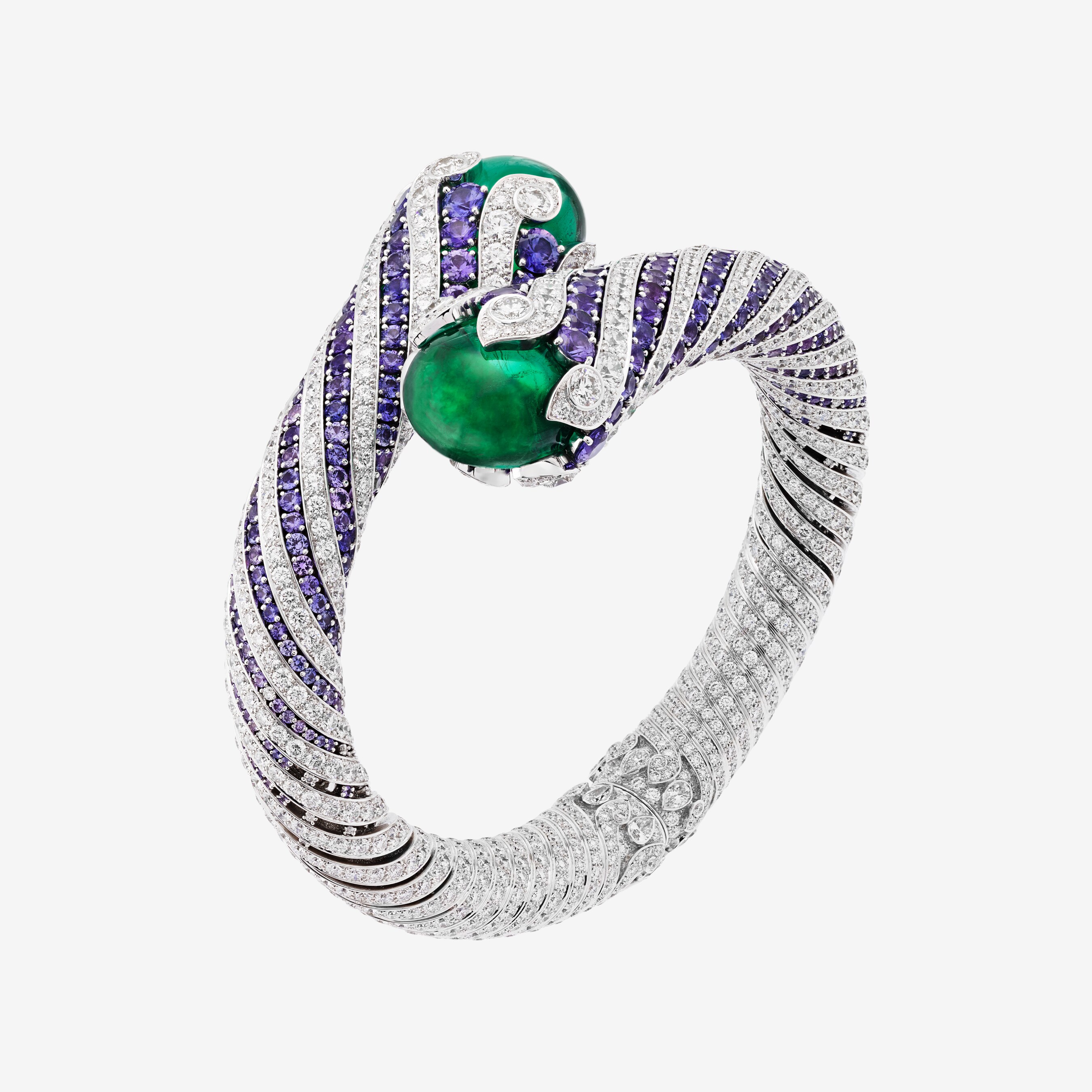 Twist Emeraude bracelet, white gold, two cabochon-cut emeralds of 19.80 carats and 21.48 carats (Colombia), mauve sapphires, diamonds. Émeraude en Majesté collection, Van Cleef & Arpels.