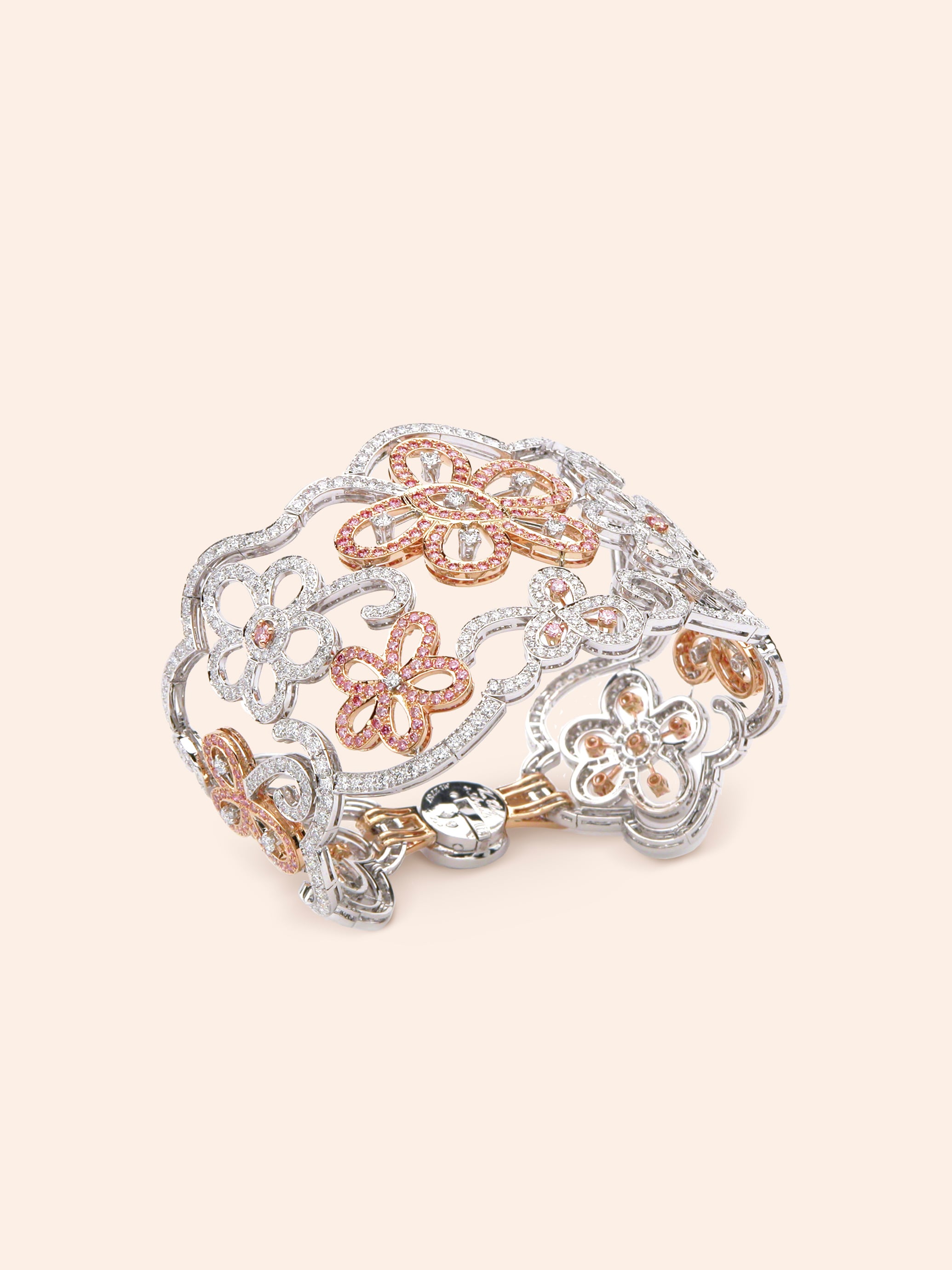 Dentelle手镯。18K白金,18K玫瑰金,粉钻及白钻。私人珍藏。