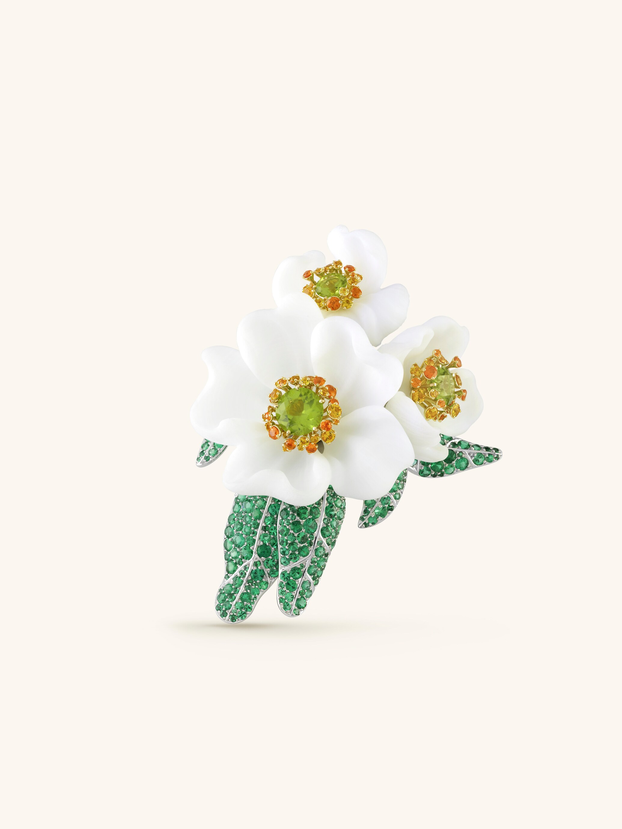 Carpenteria胸针。铂金,18K黄金,祖母绿,白色欧泊,沙弗莱及锰铝石榴石,黄色蓝宝石,橄榄石。私人珍藏。