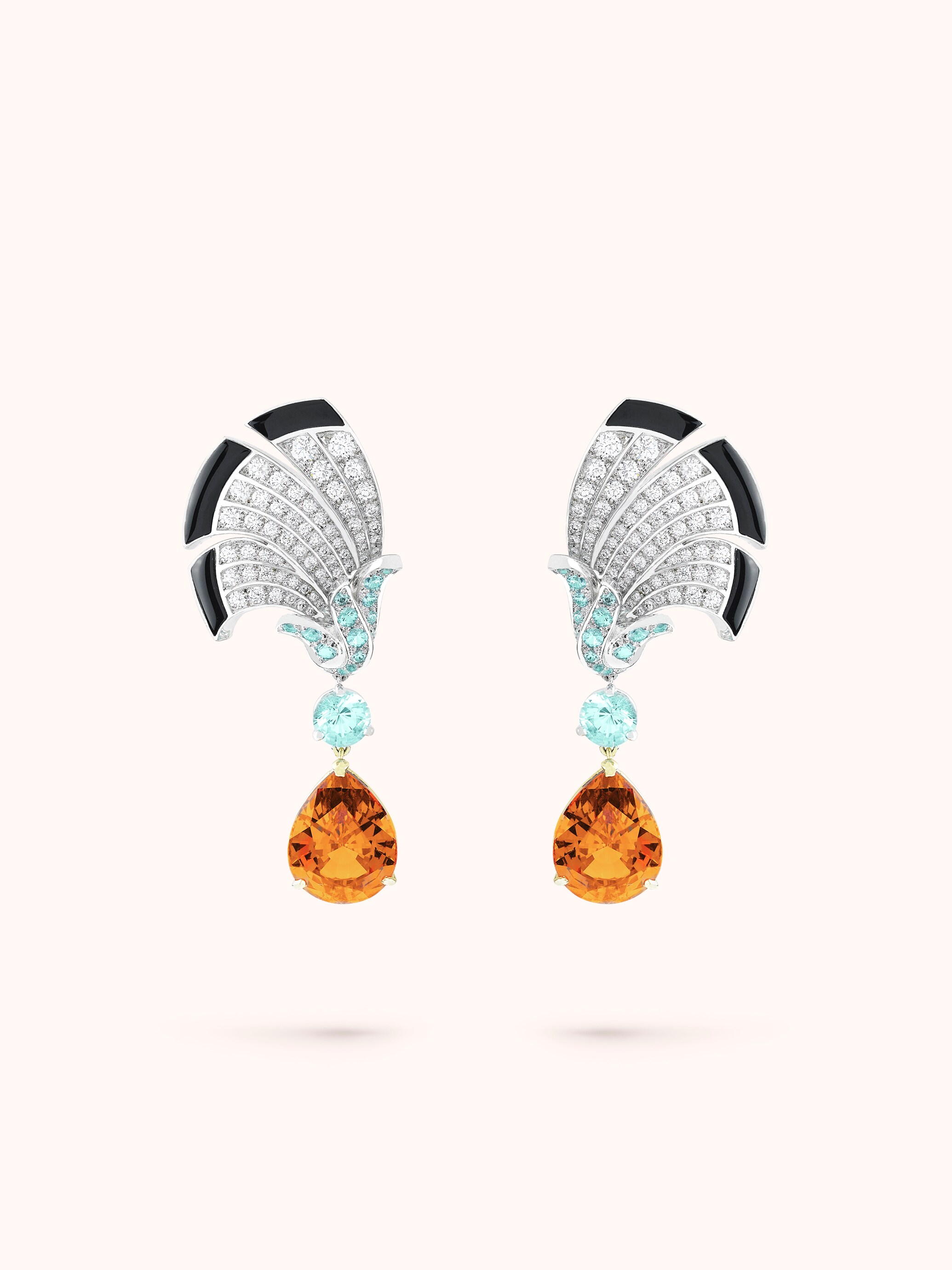 Everlasting light耳环。18K白金,18K黄金,锰铝石榴石,帕拉依巴碧玺,缟玛瑙,钻石。私人珍藏。