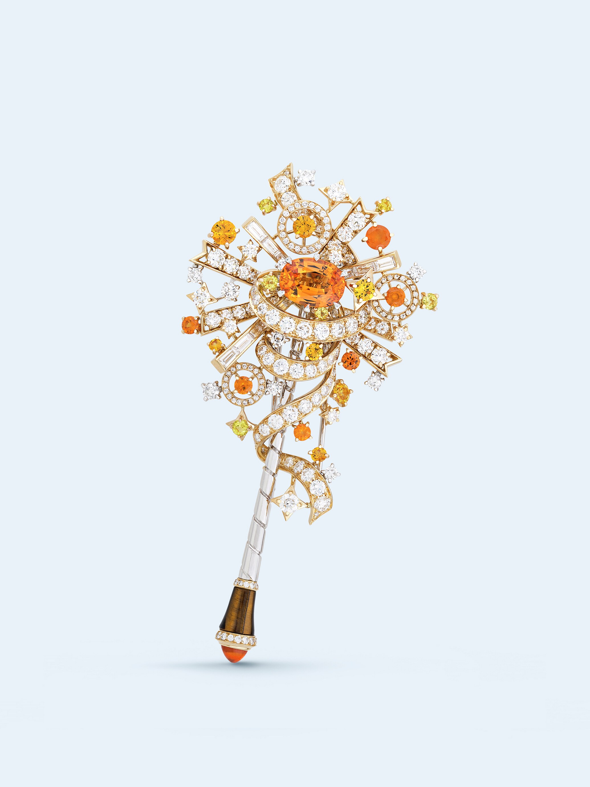 Baguette magique胸针。18K黄金,18K白金,1颗4.50克拉的枕形切割锰铝石榴石,黄色蓝宝石,锰铝石榴石,黄色碧玺,虎眼石,钻石。私人珍藏。