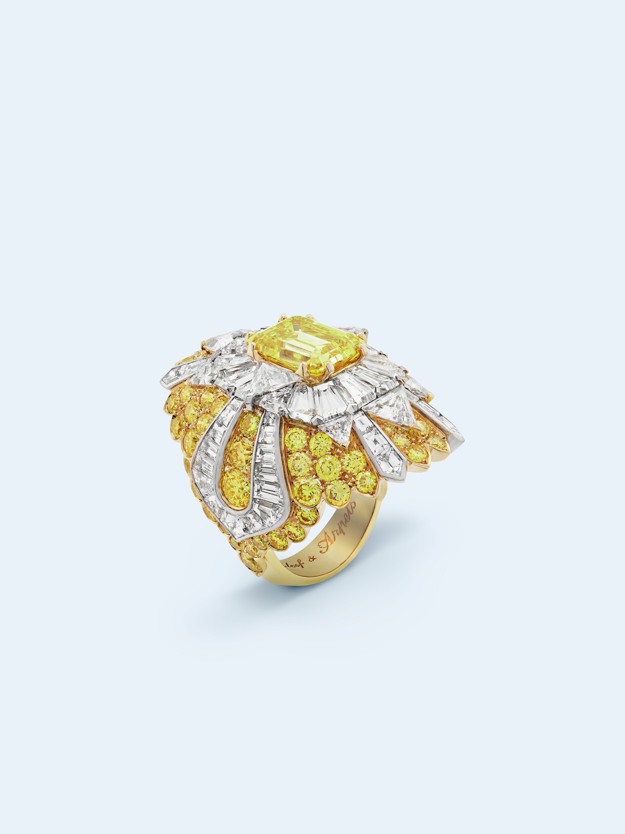 Beauté céleste戒指。18K黄金,18K白金,1颗4.05克拉的祖母绿型切割艳彩黄钻,黄钻及白钻。私人珍藏。