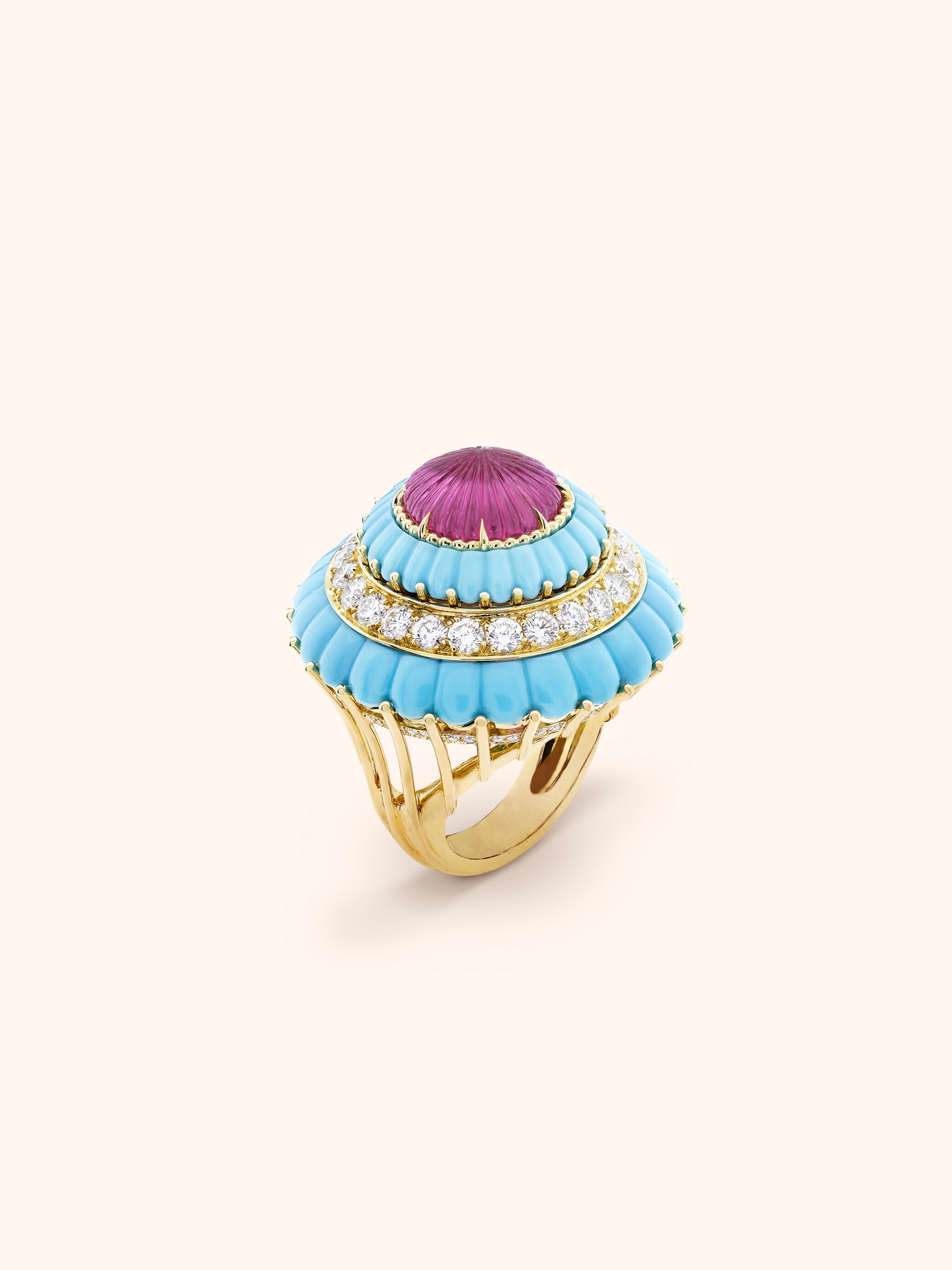 Lady's cocktail戒指。18K黄金,1颗5.35克拉的圆形雕刻红碧玺,绿松石,钻石。私人珍藏。