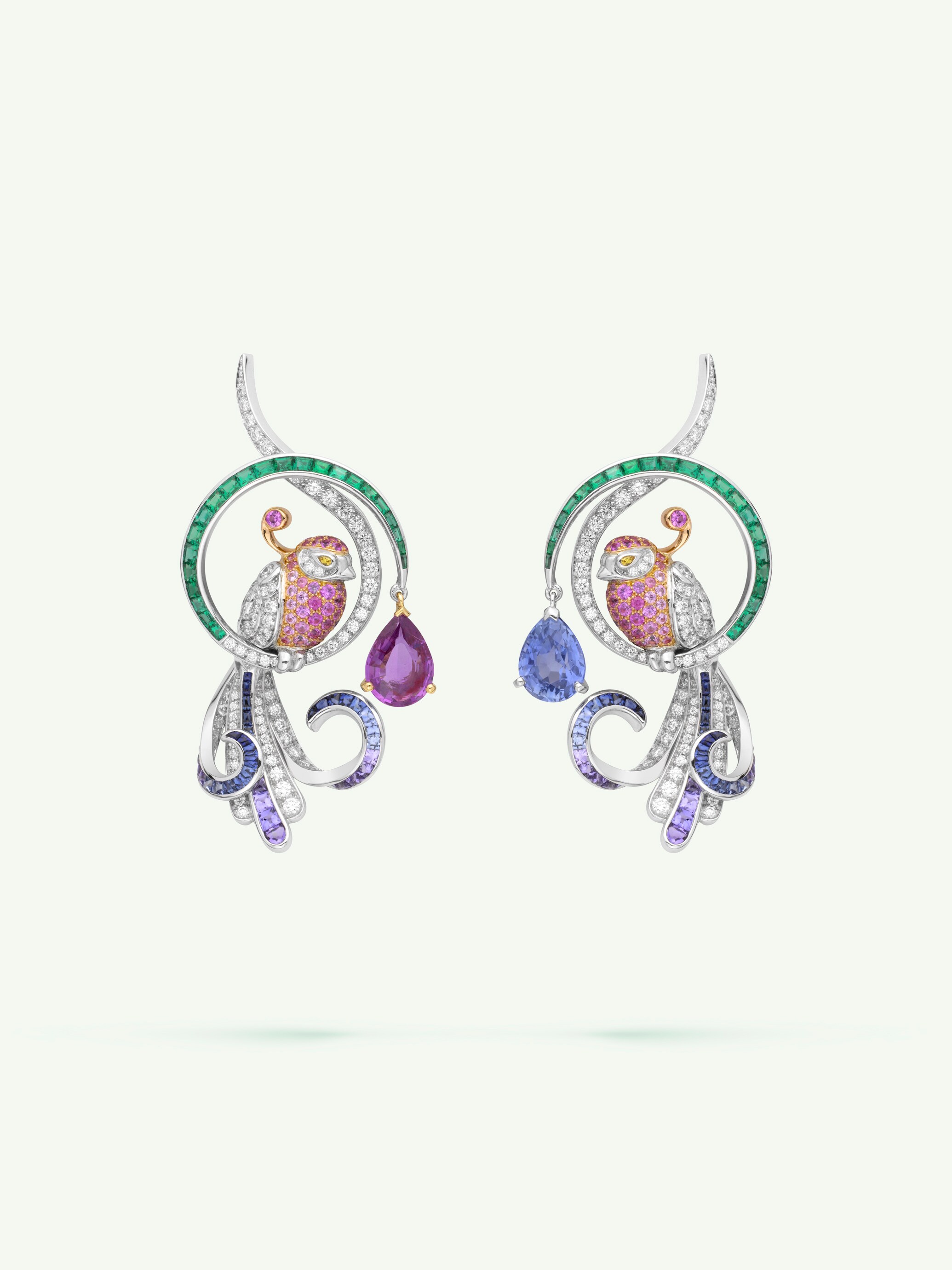 Oiseaux de Paradis™耳环。18K白金,18K玫瑰金,1颗3.56克拉的梨形蓝宝石,1颗1.86克拉的梨形粉红色蓝宝石,祖母绿,彩色蓝宝石,钻石。私人珍藏。