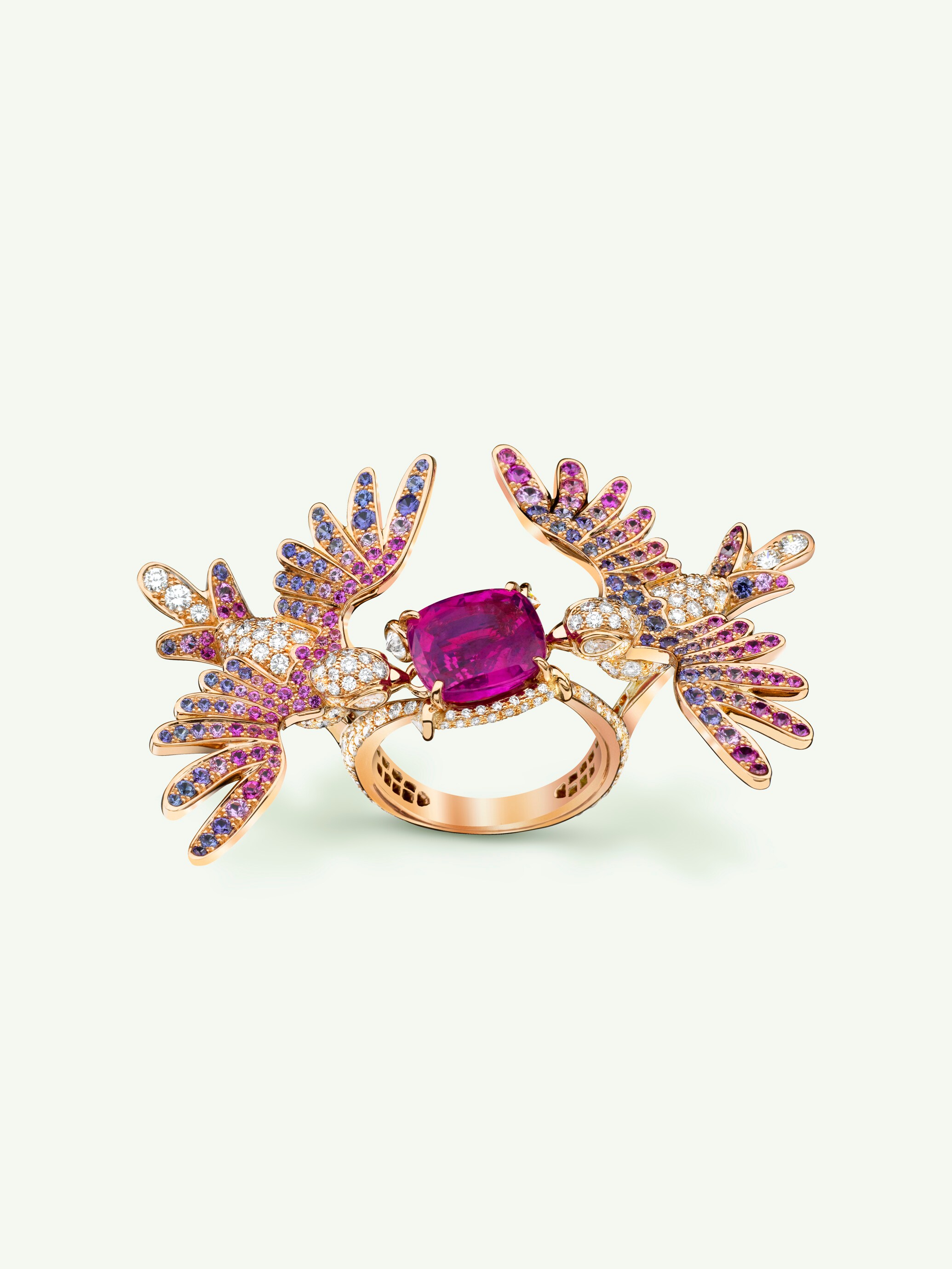 Oiseaux指间戒™。18K玫瑰金,1颗4.46克拉的枕形切割粉红红宝石,粉红色及淡紫色蓝宝石,钻石。私人珍藏。